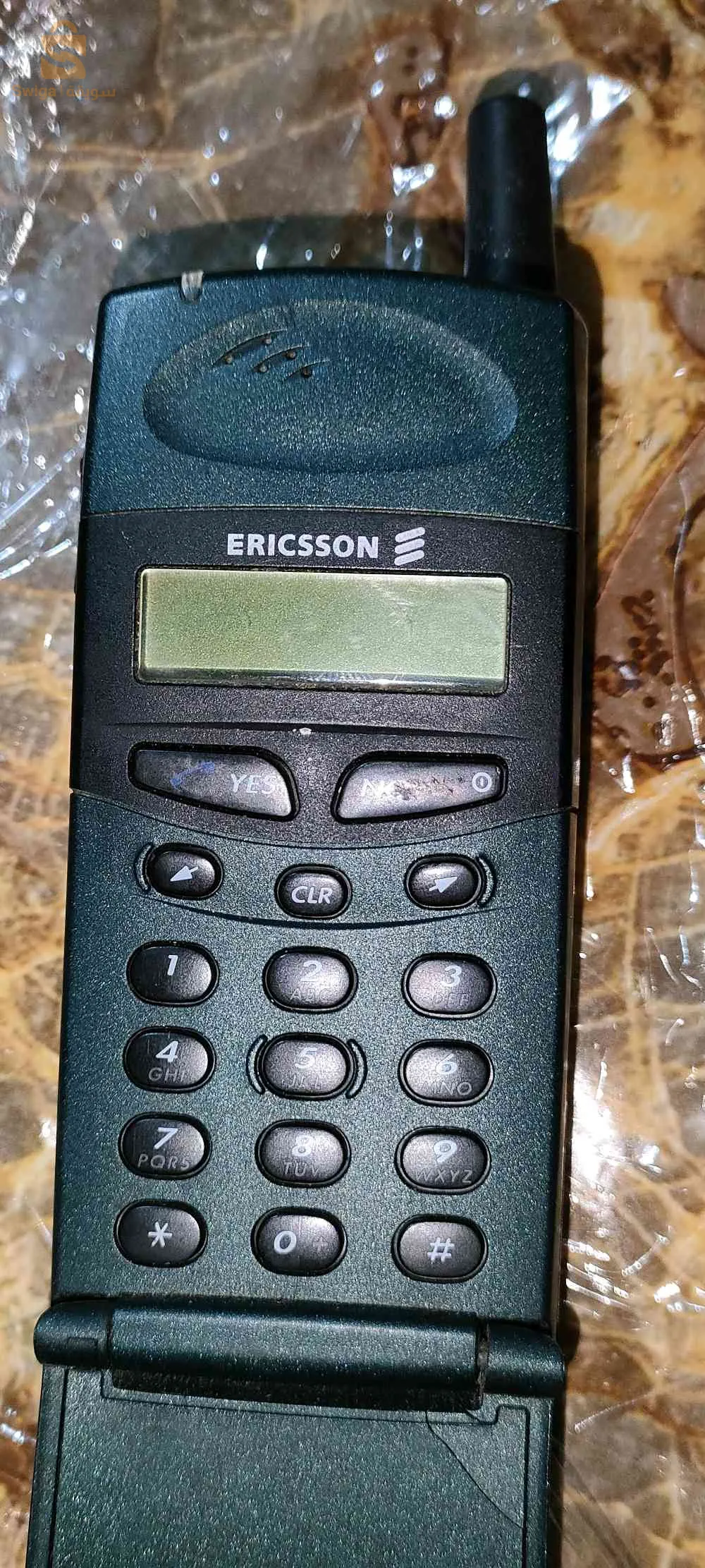 Un très vieux téléphone cassé qui ne fonctionne plus