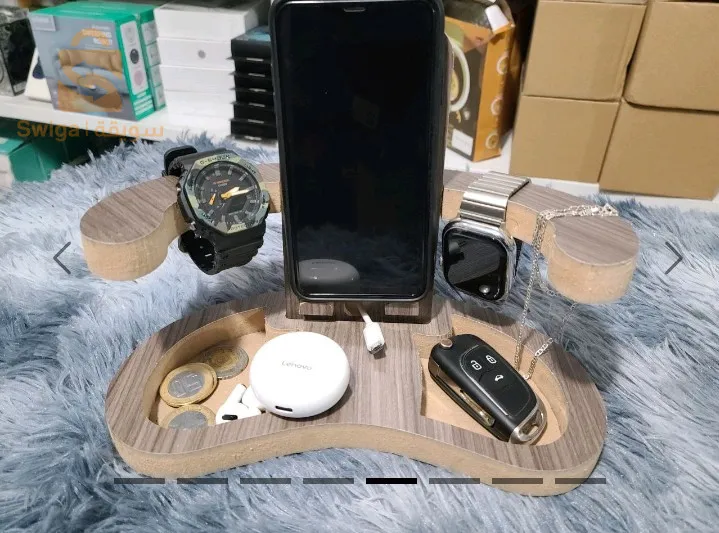 Un support téléphone et quelques accessoires