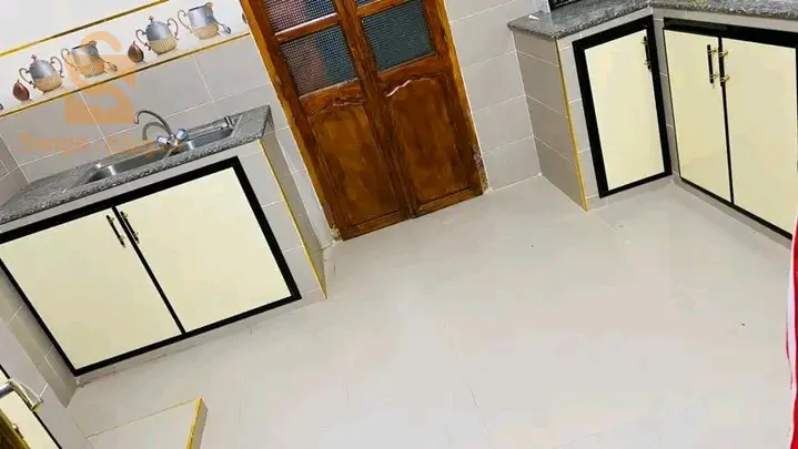 عامل نجارة لالمنيوم ومواد بلستيكي