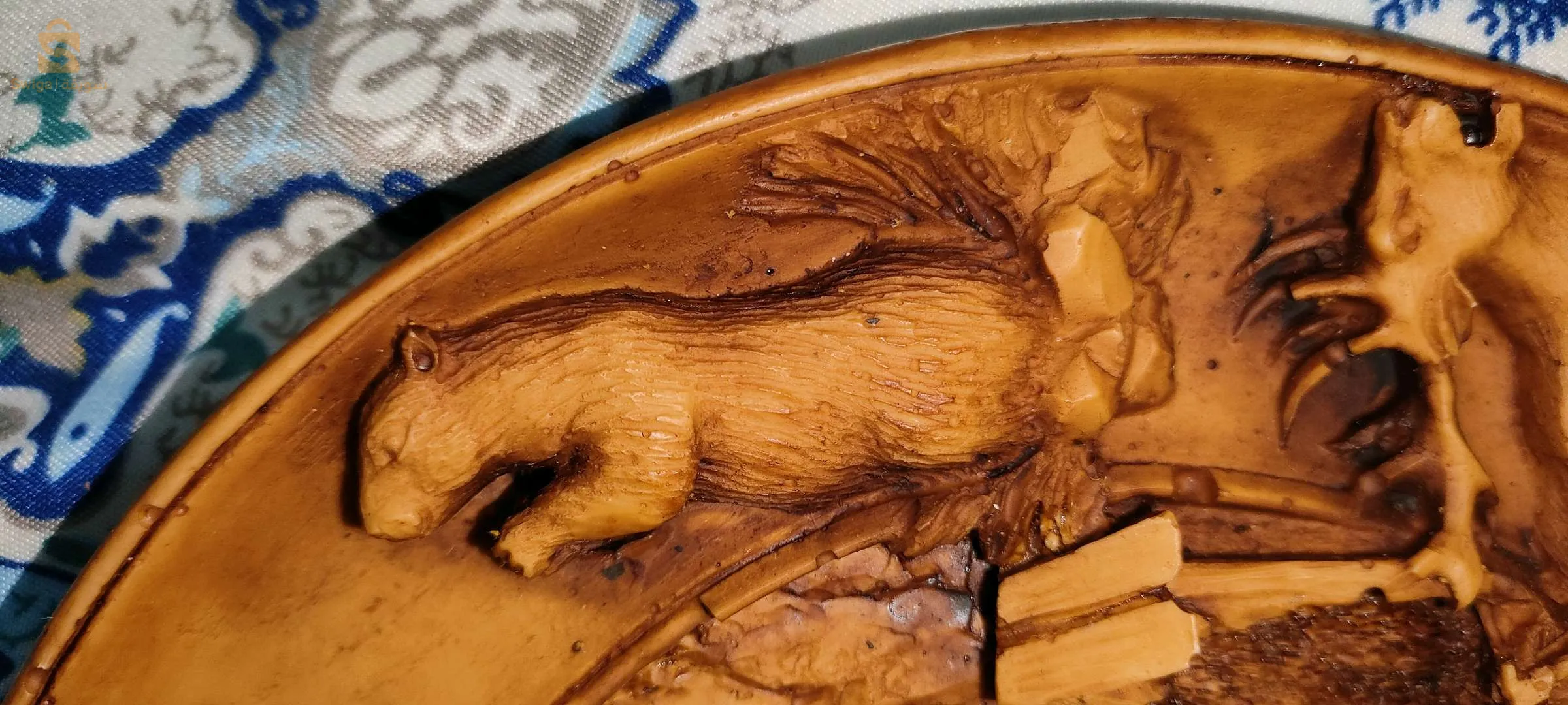 لوحات فنية على شكل دائرة 
'Deux tableaux artistiques en forme d'une assiette