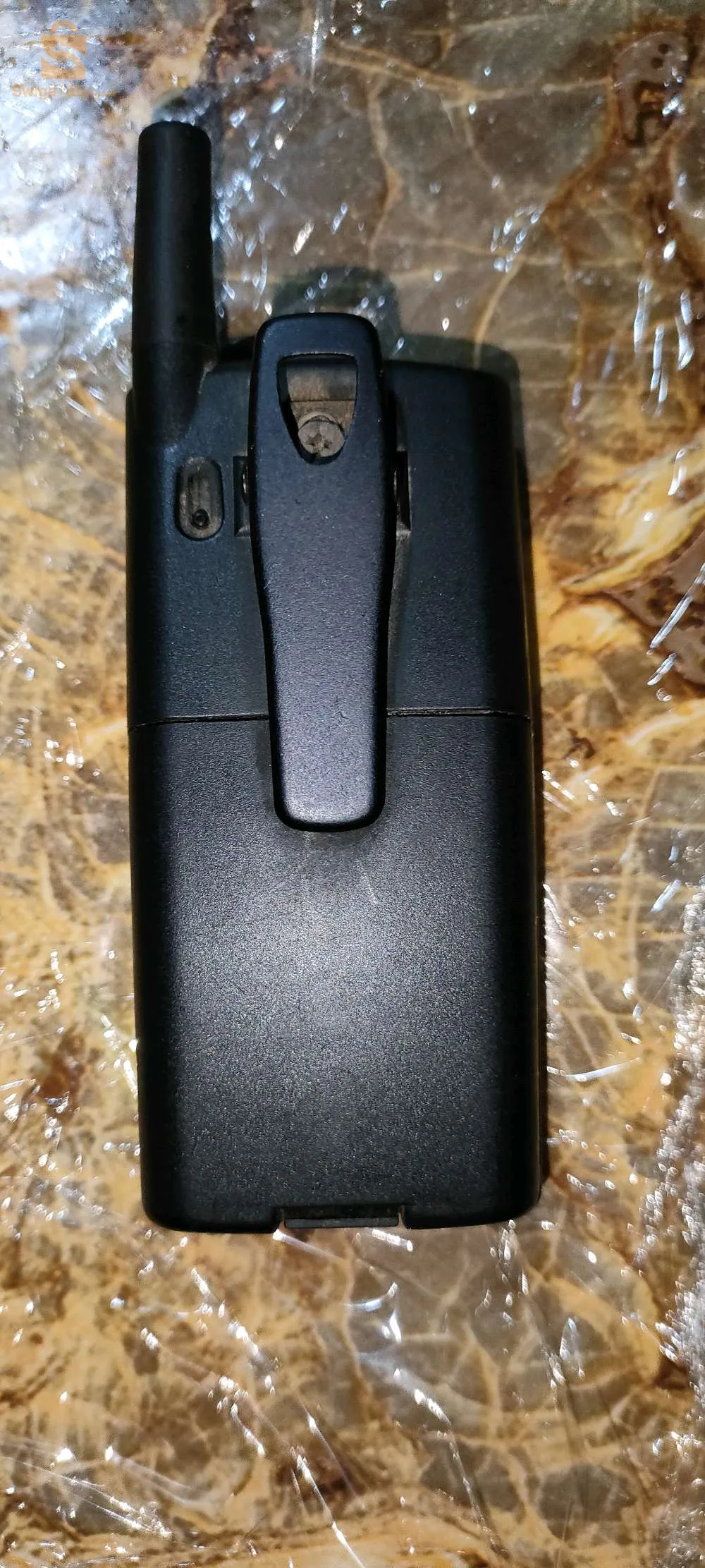 Un très vieux téléphone cassé qui ne fonctionne plus