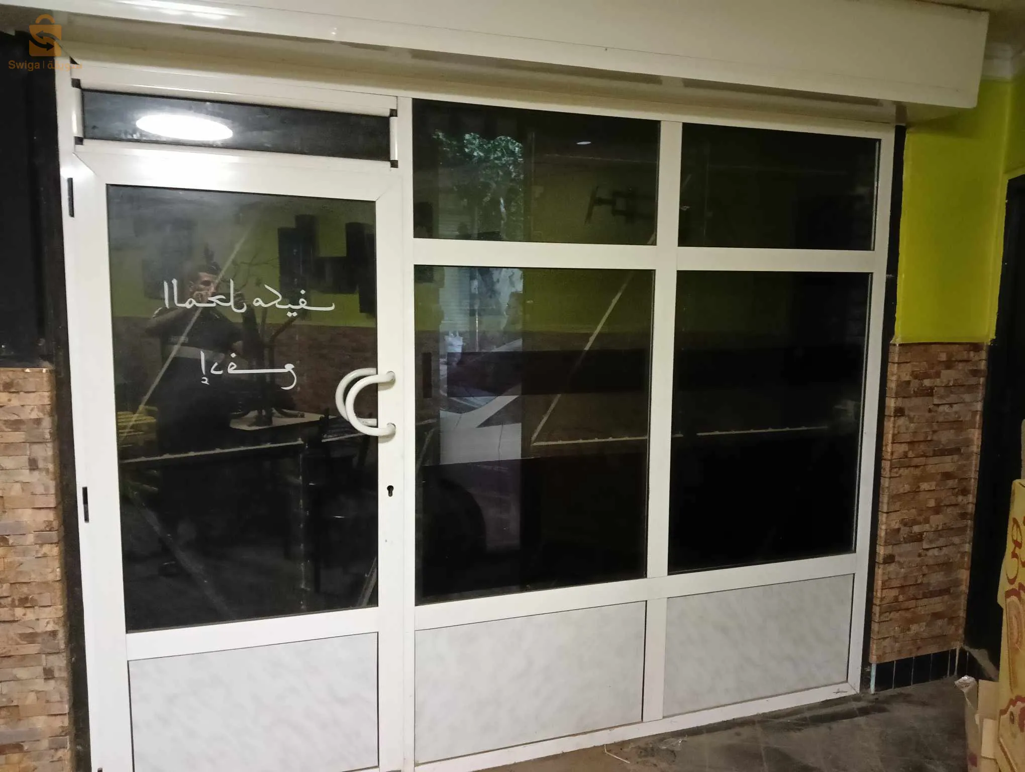 فيترينة في حالة جيدة .الارتفاع 228 العرض284