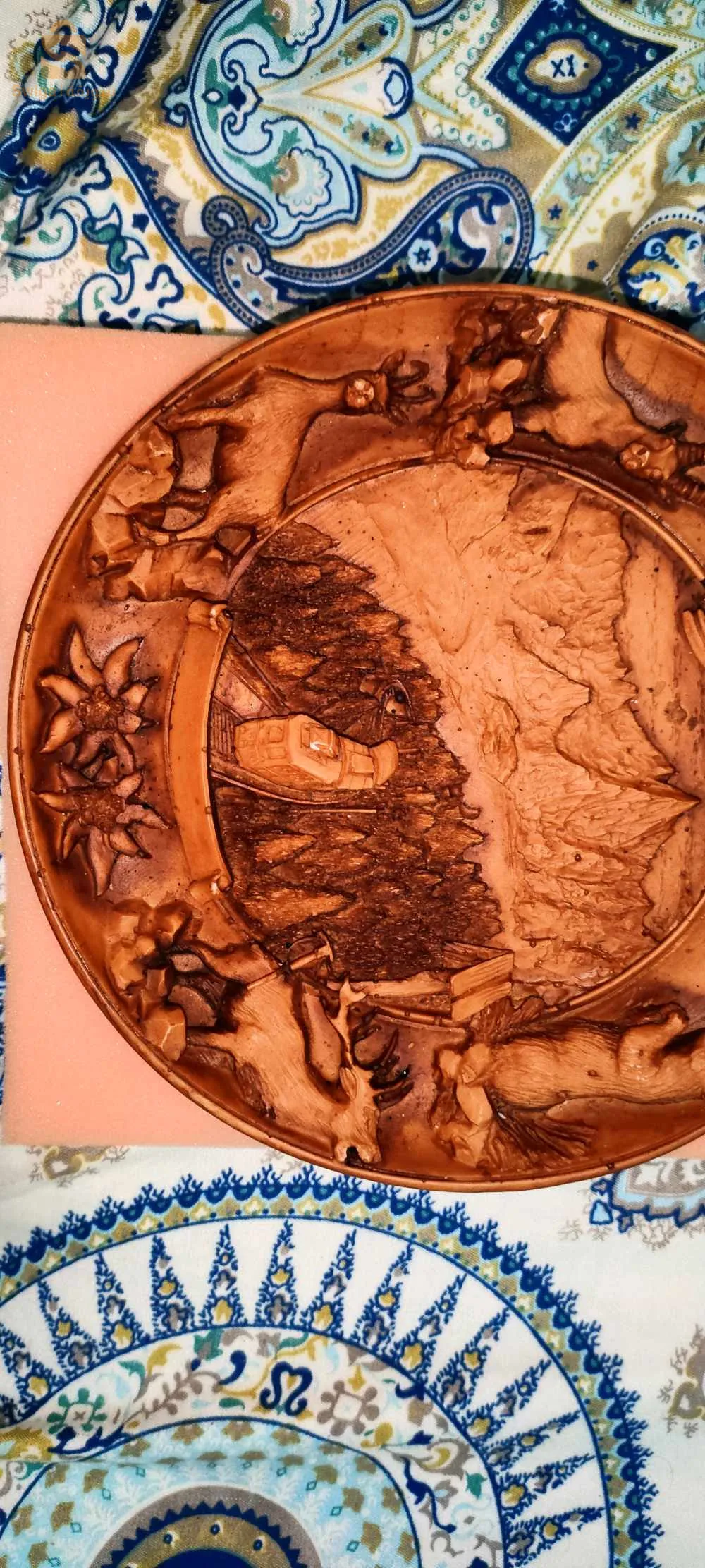 لوحات فنية على شكل دائرة 
'Deux tableaux artistiques en forme d'une assiette