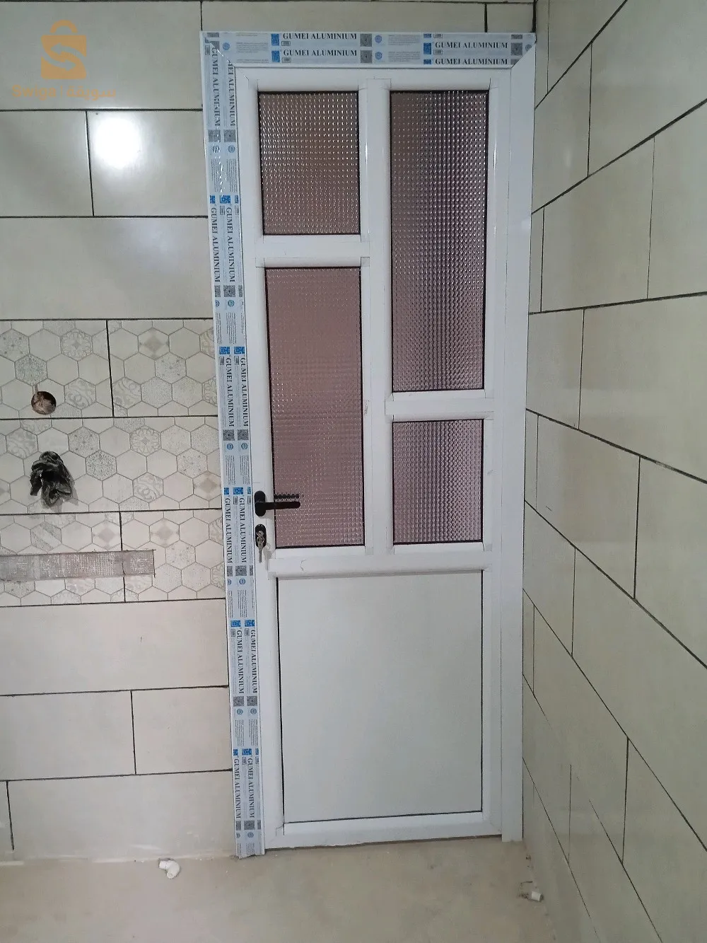 عامل نجارة لالمنيوم ومواد بلستيكي