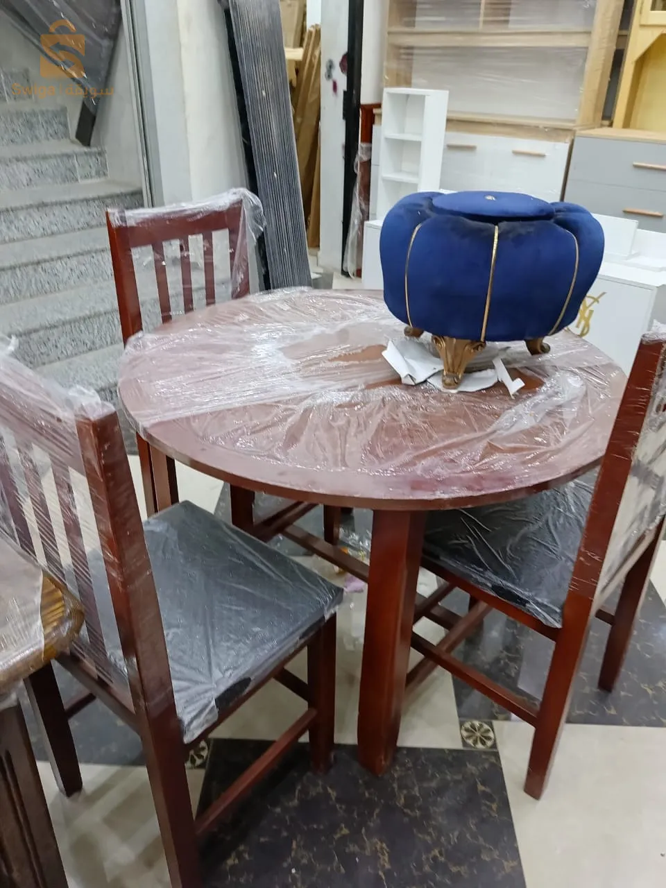 des tables avec des chaises