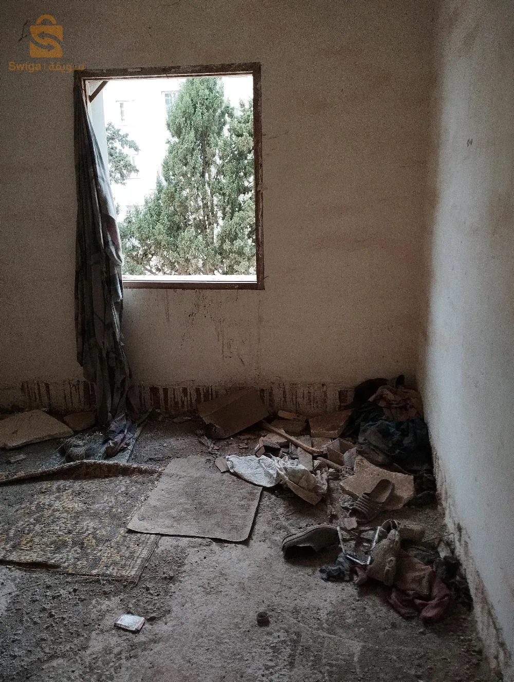 en semi-fini, situé en 1er étage dans une cité calme et propre