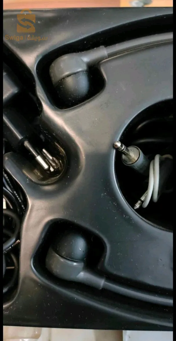 Une machine très ancienne en excellent état destinée aux religieux malentendants + une machine dédiée au chargement de tous types de batteries des petites aux grandes