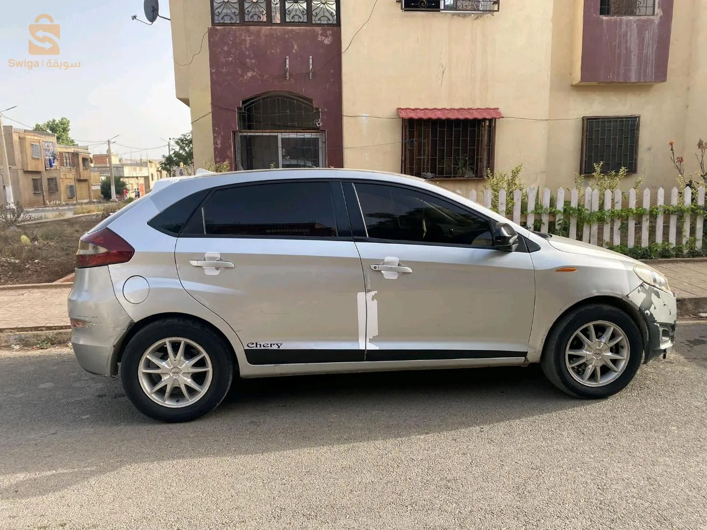 فيها جمب شوفار علا برا   زجاج تاعها دريجين   سيارة خاصتها مموار 
موتار مزال روداج. الفار تاع زوالي يخدم علا روحو