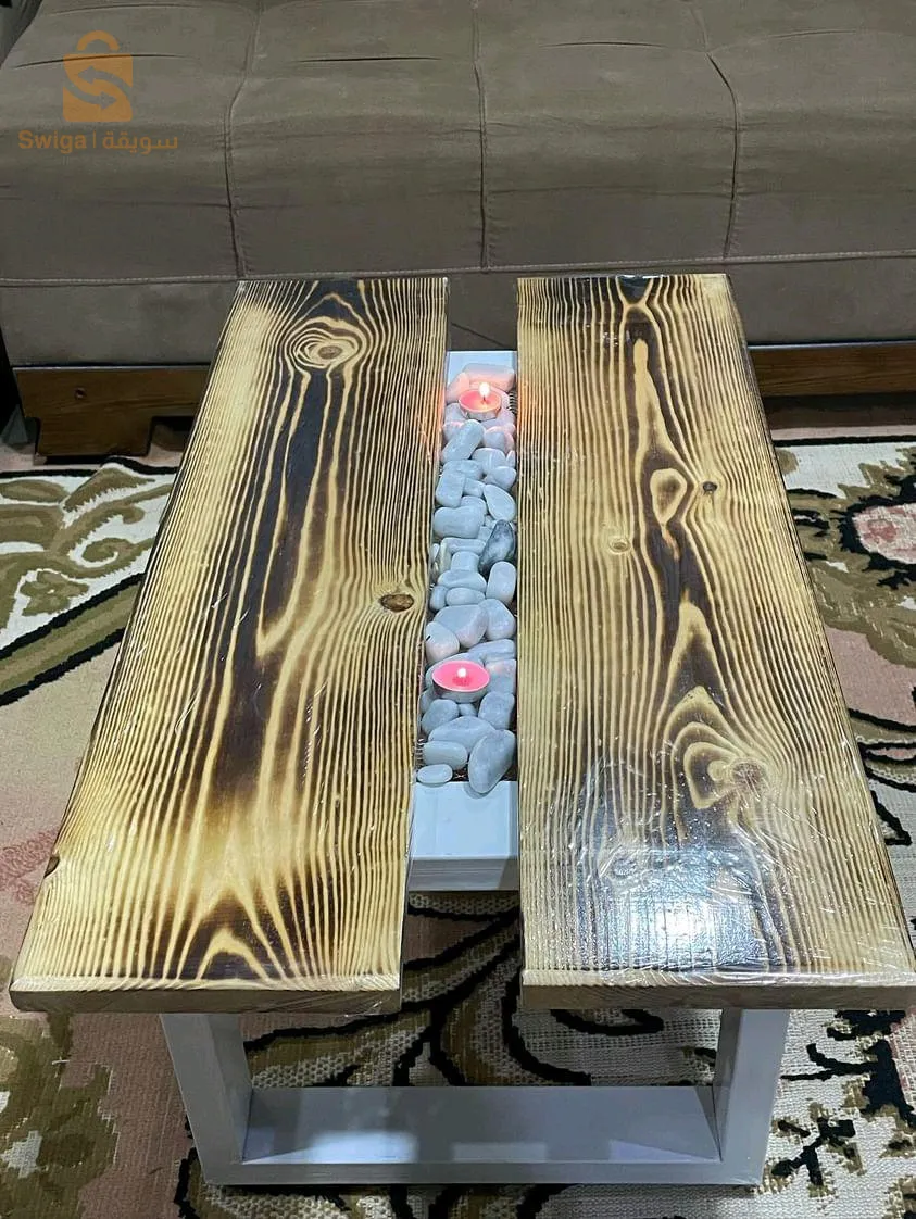 table basse en bois rouge en métal avec des pierres de marbre et de bougies