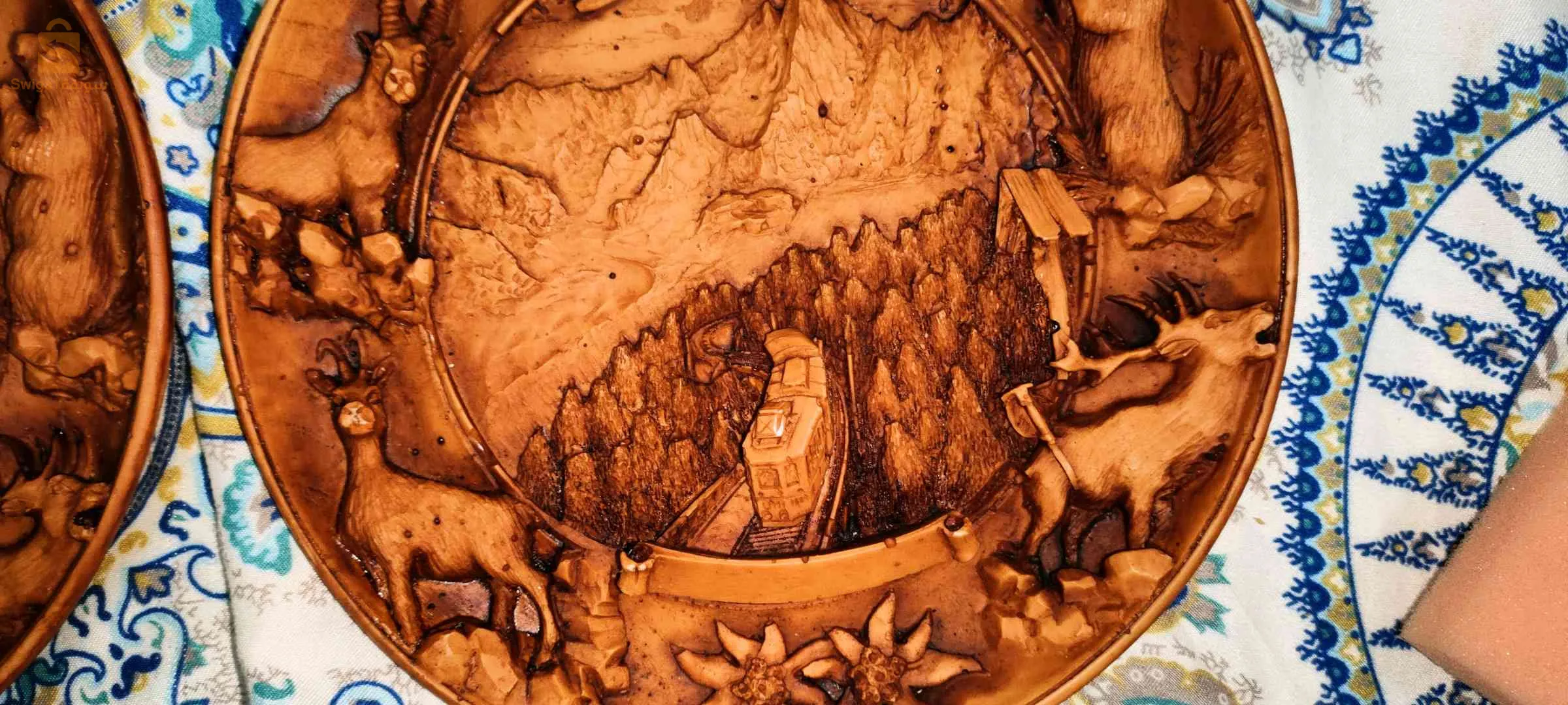 Deux tableaux artistiques en forme d'une assiette