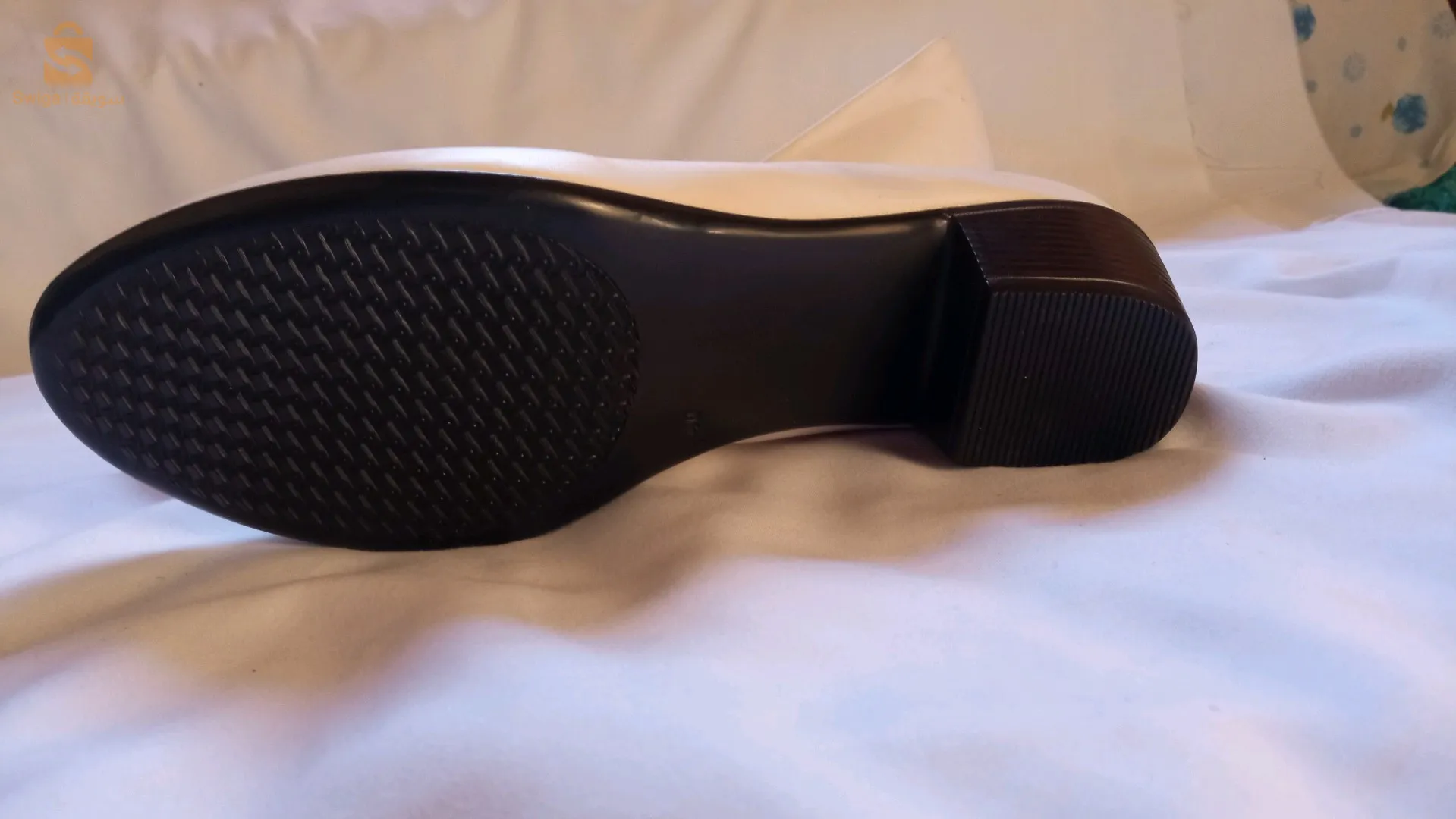 chaussure Blanche cuire de classe..mi_talons p39