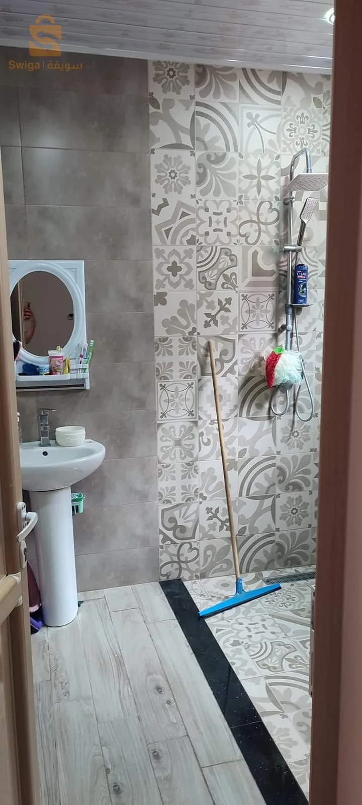 cite belhadje amar 
tanja (garita)
la maison a superficie de 155m²
1ier étage F4
2eme étage F3
rue de chausser 2 garrage
plus une cave la façade a une suerfici 10m
0794571817