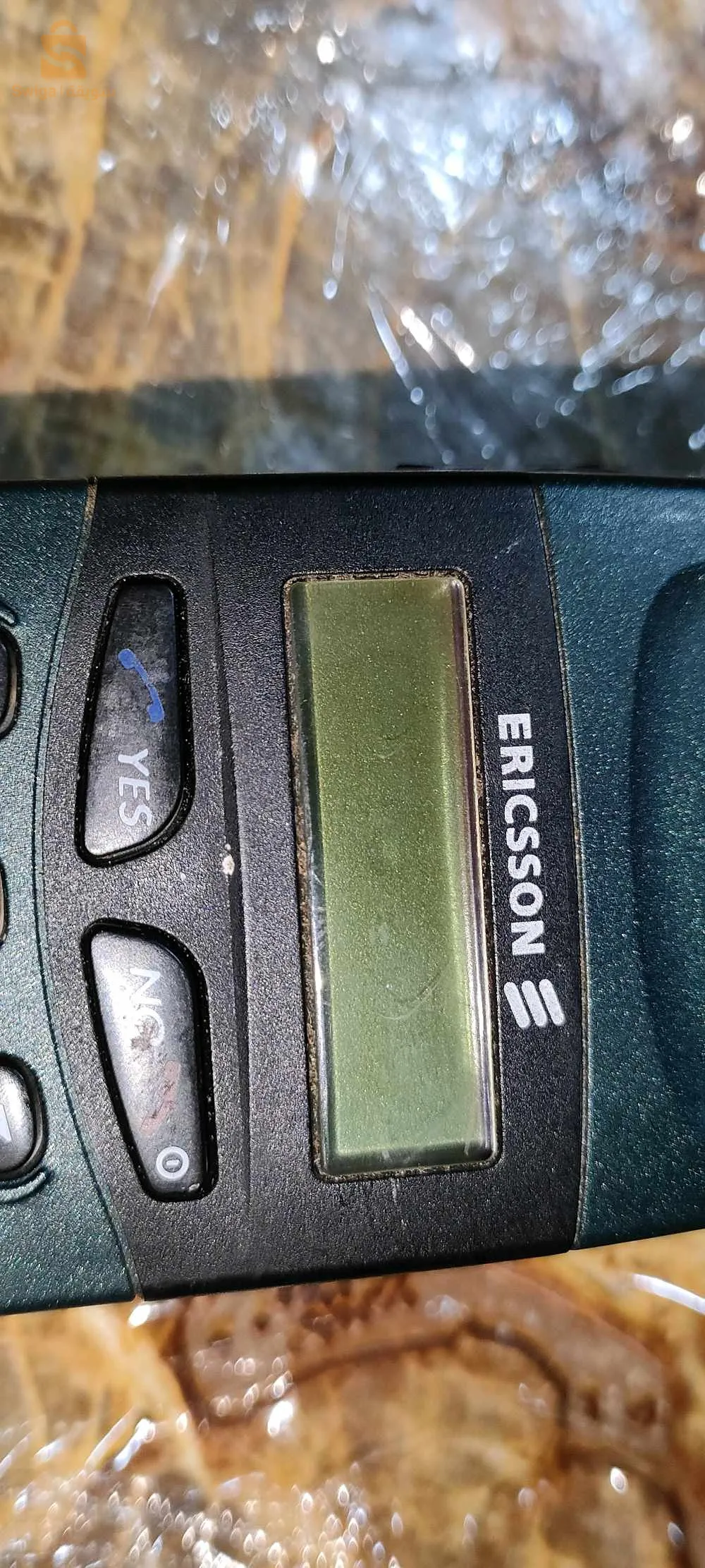 Un très vieux téléphone cassé qui ne fonctionne plus