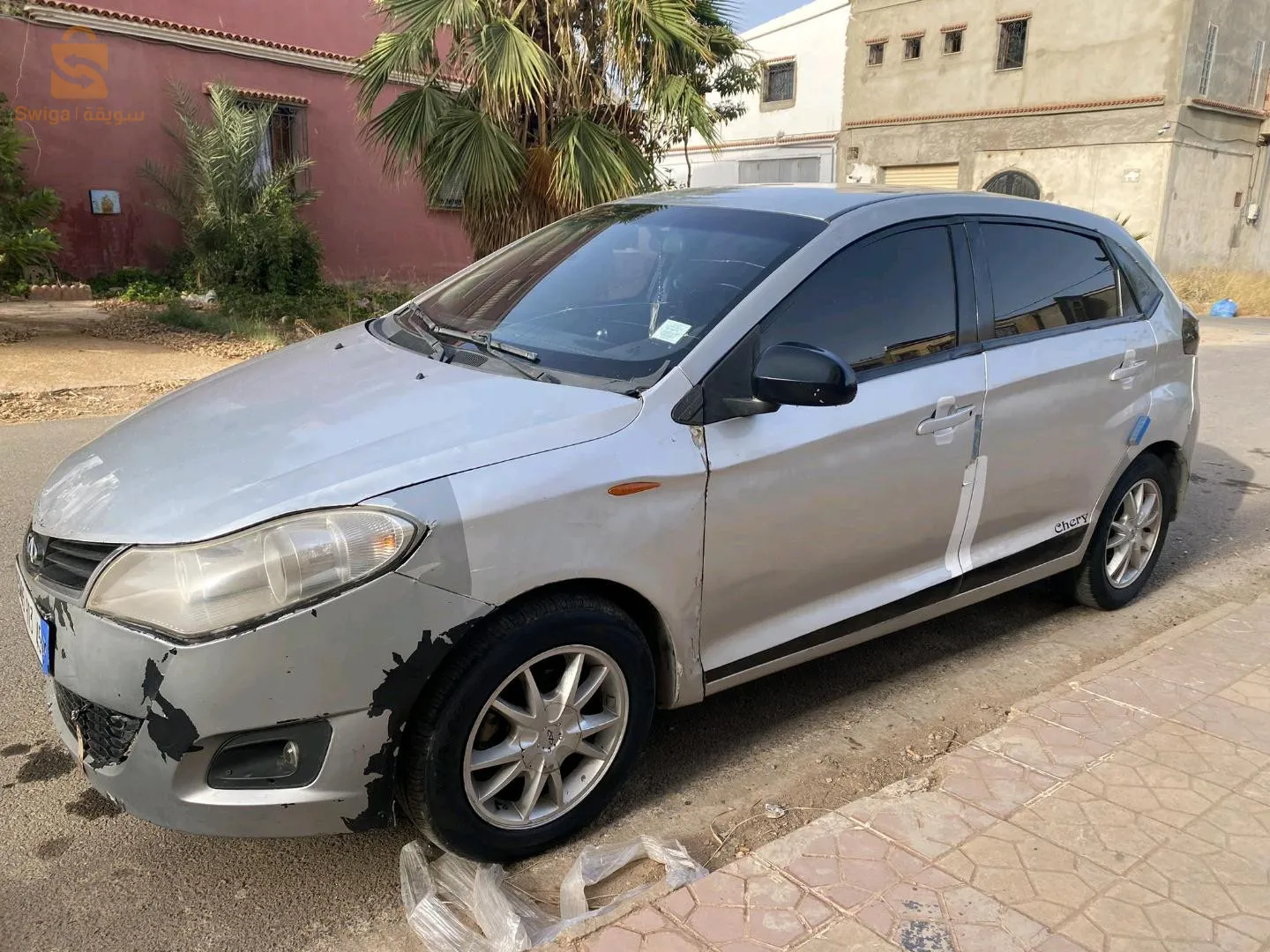 فيها جمب شوفار علا برا   زجاج تاعها دريجين   سيارة خاصتها مموار 
موتار مزال روداج. الفار تاع زوالي يخدم علا روحو