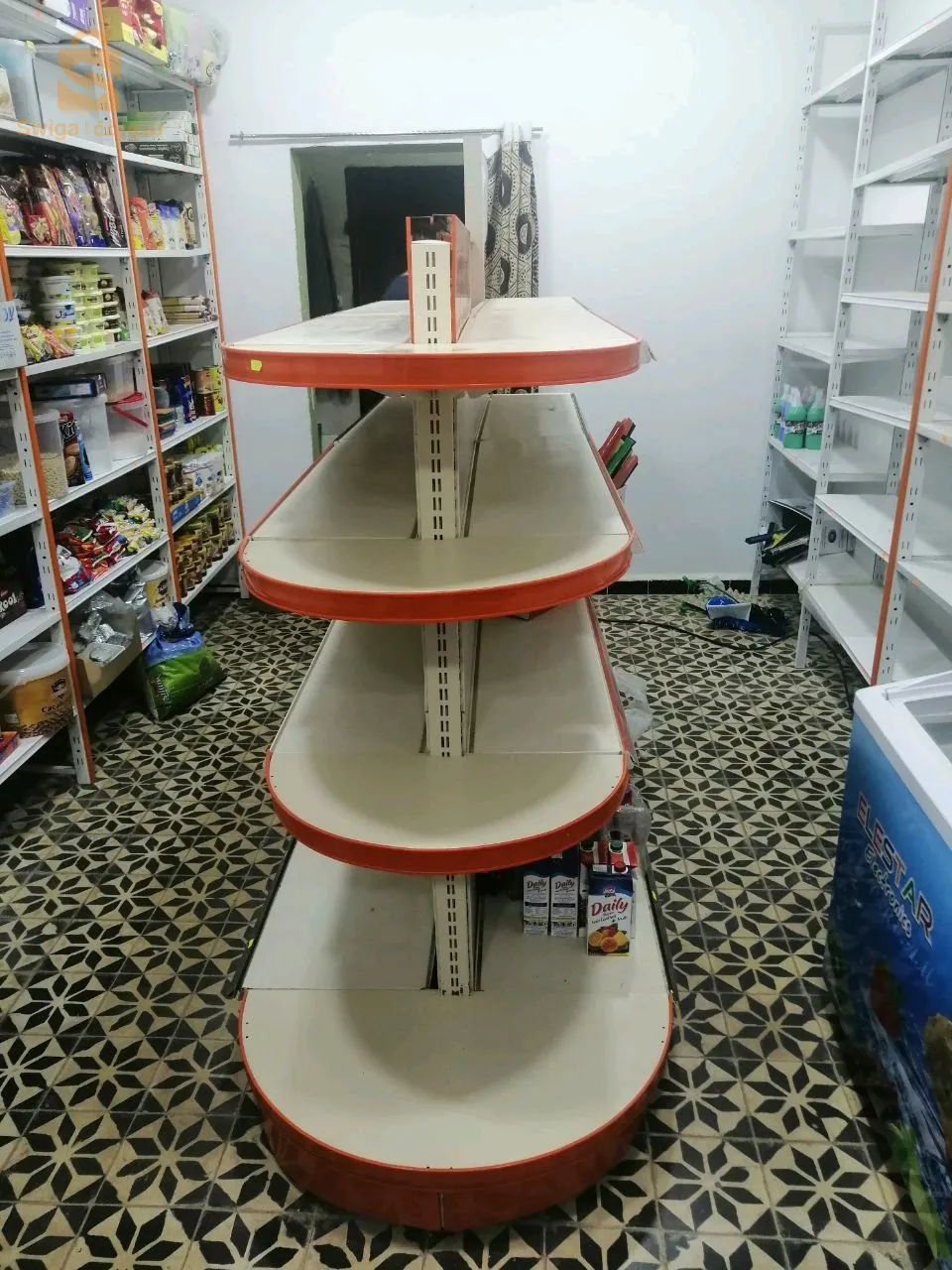 رفوف محل مواد غذائية عامة