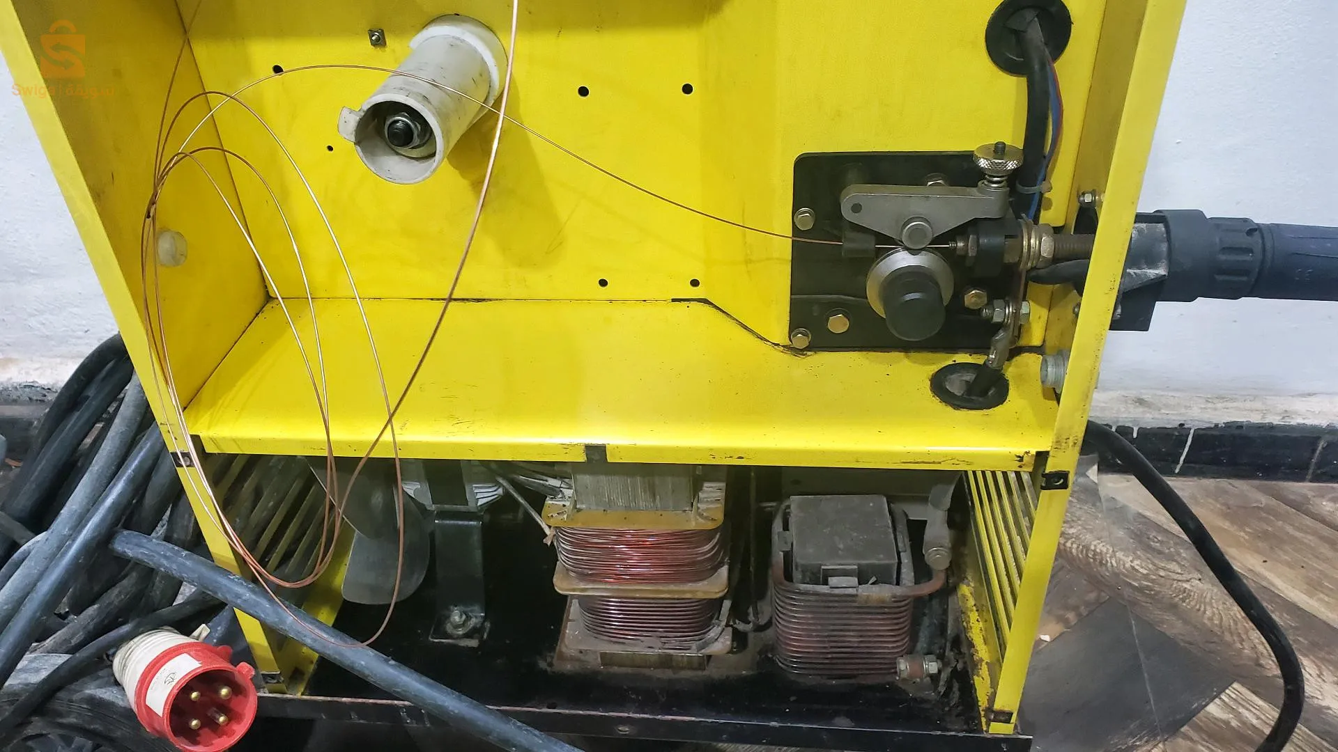 Réparation de machines à souder portatives et semi-automatiques et d'équipements électroniques