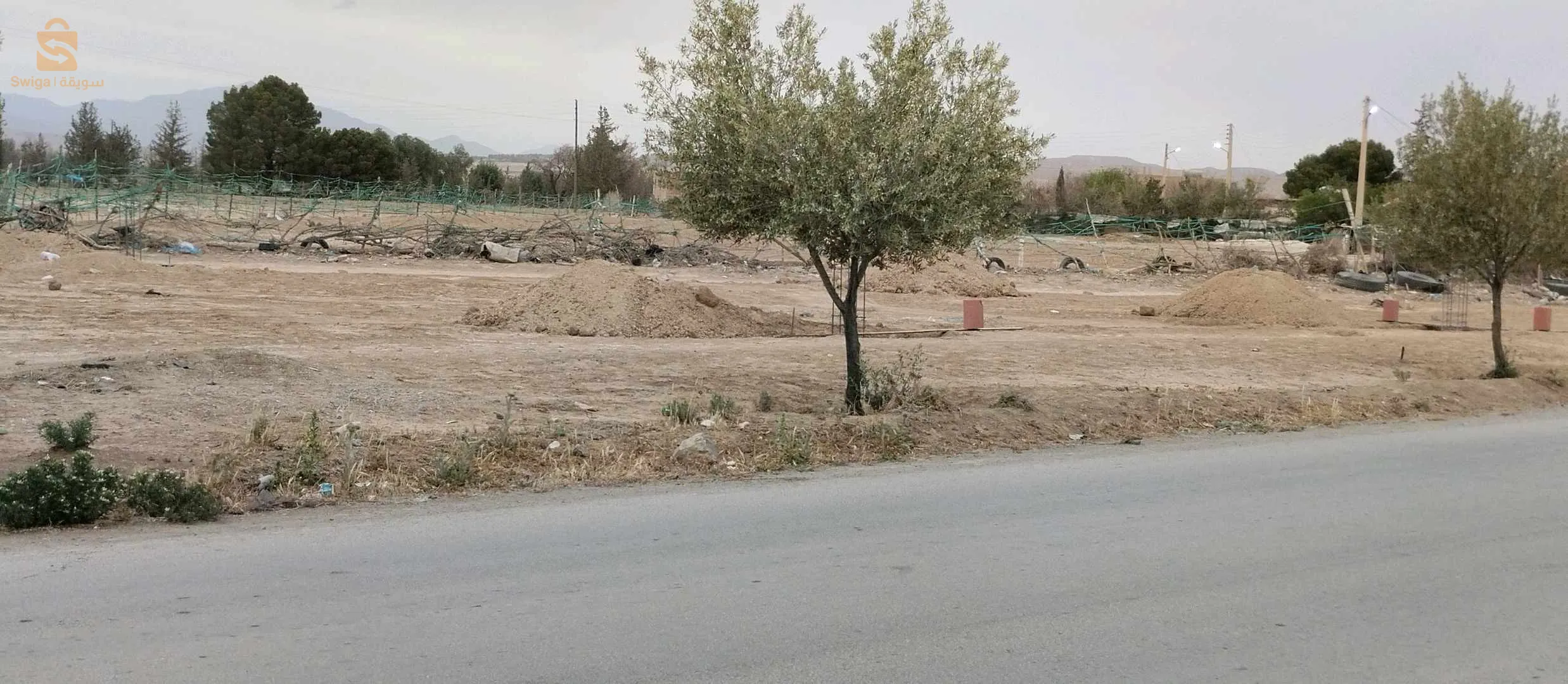 Un terrain à b  façades, devant sur une route goudronnée et une route secondaire à l'arrière, d'une superficie de 144 mètres carrés et contenant de l'électricité, du gaz et de l'eau.