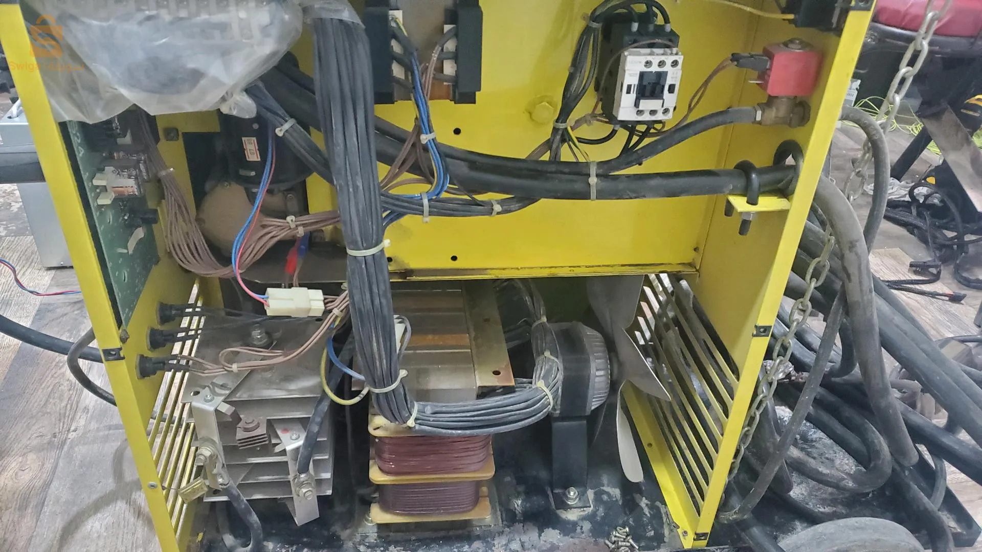 Réparation de machines à souder portatives et semi-automatiques et d'équipements électroniques