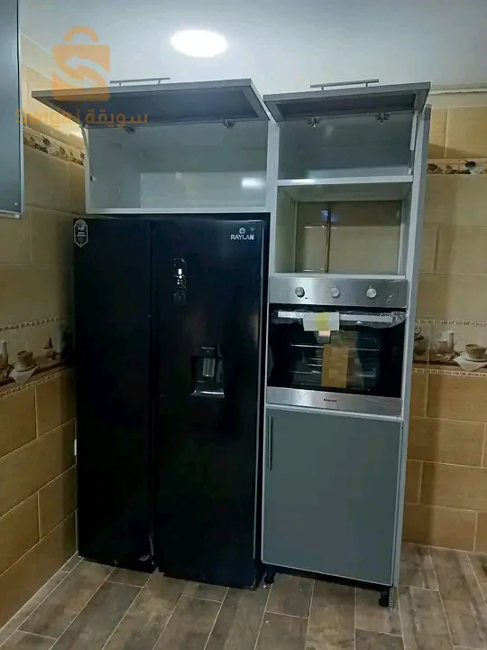 عامل نجارة لالمنيوم ومواد بلستيكي
