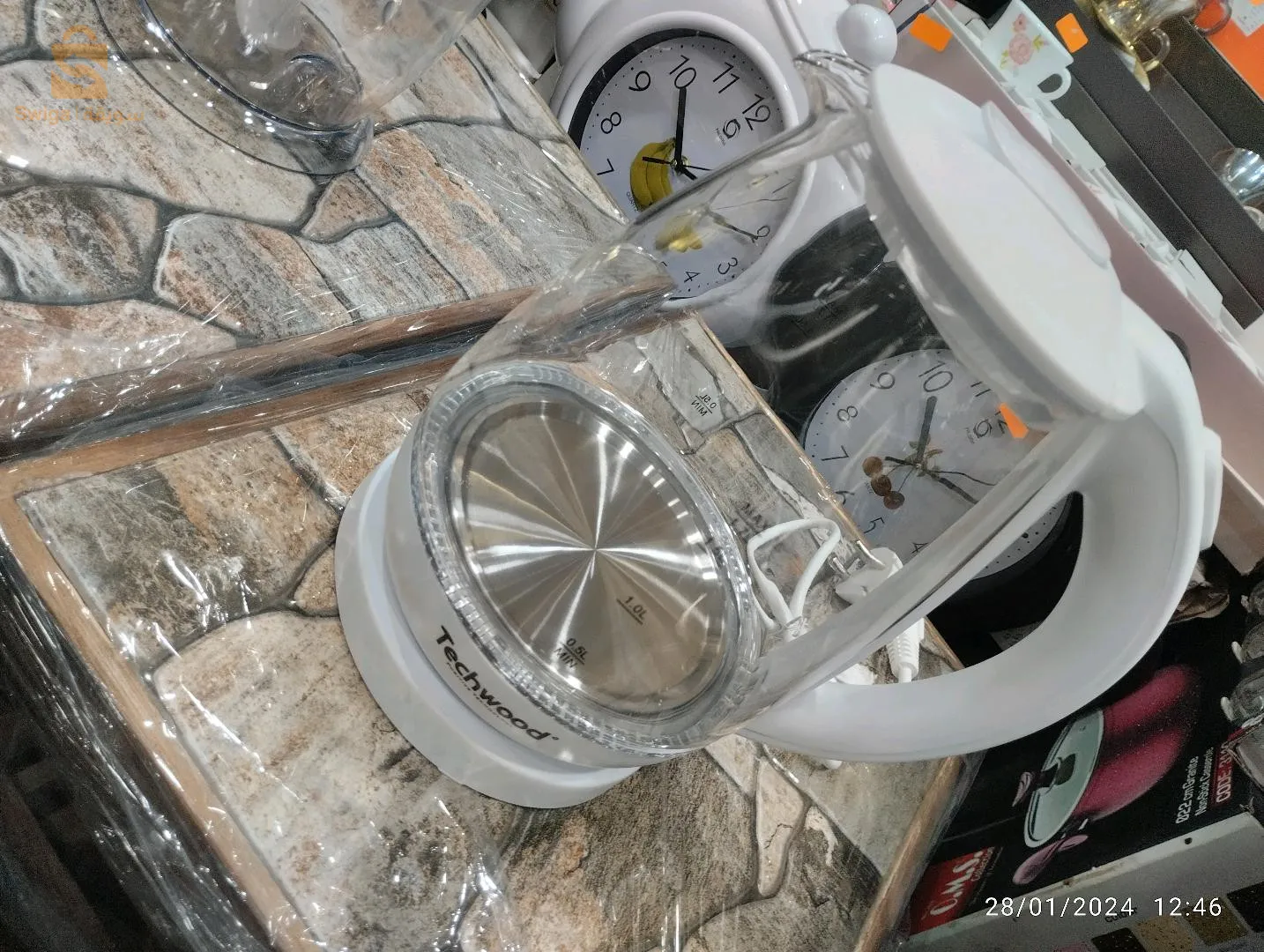 لون ابيض بضوء ازراق