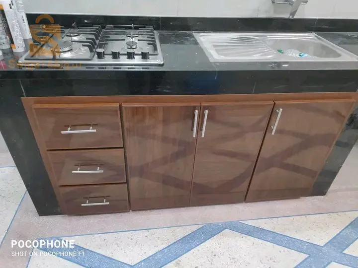 عامل نجارة لالمنيوم ومواد بلستيكي