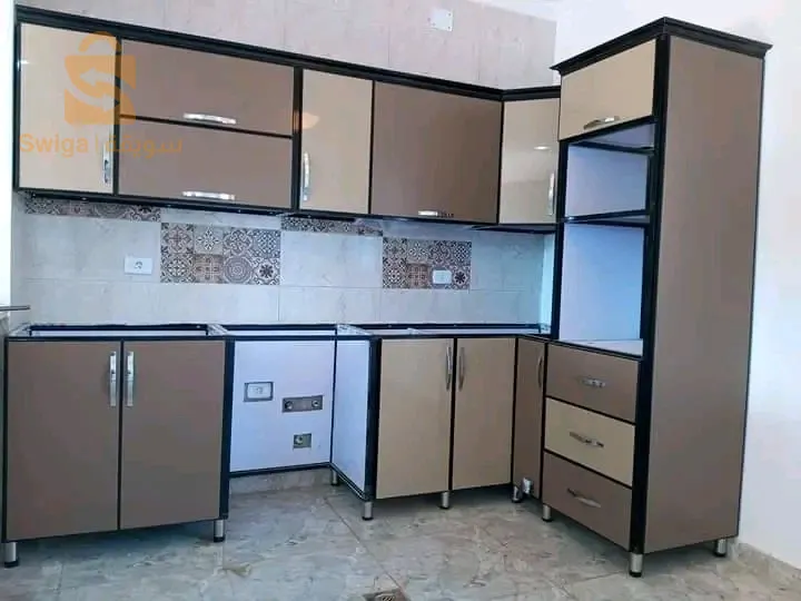 عامل نجارة لالمنيوم ومواد بلستيكي