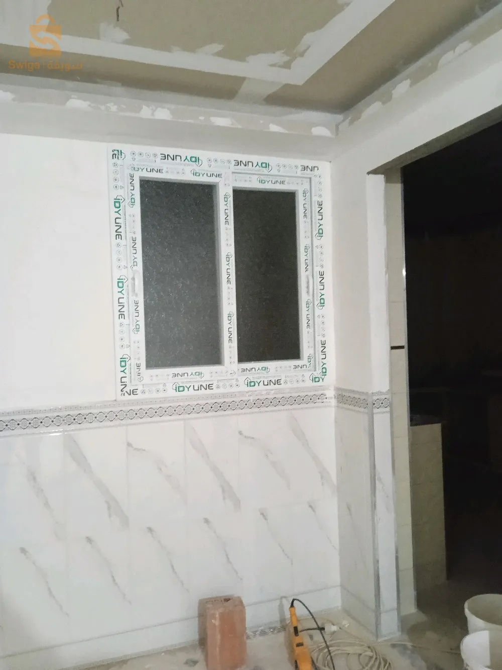 عامل نجارة لالمنيوم ومواد بلستيكي