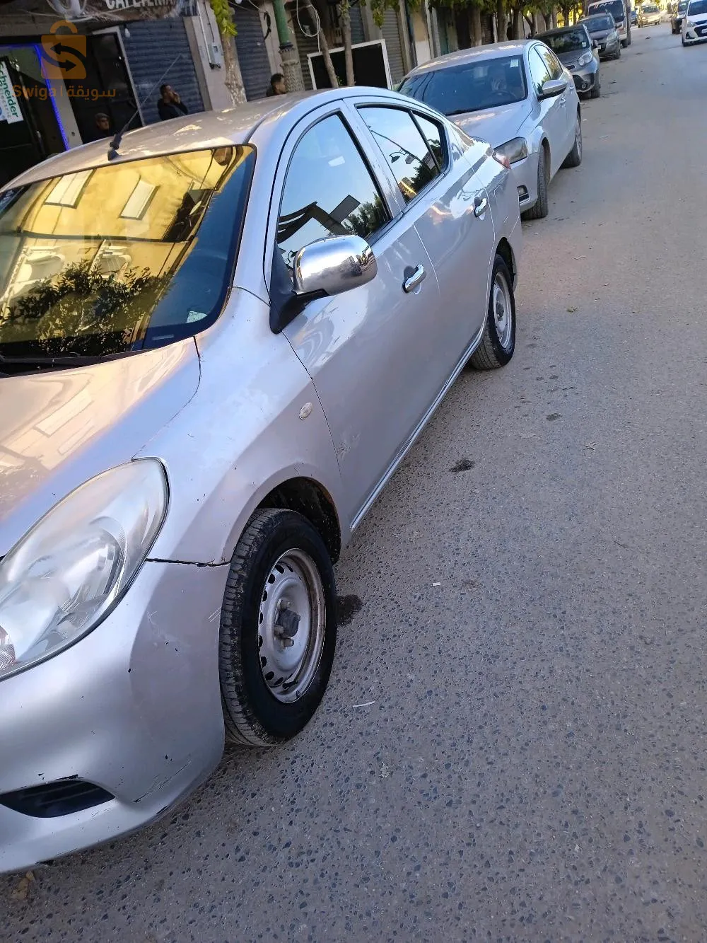 سيارة نيسان للبع