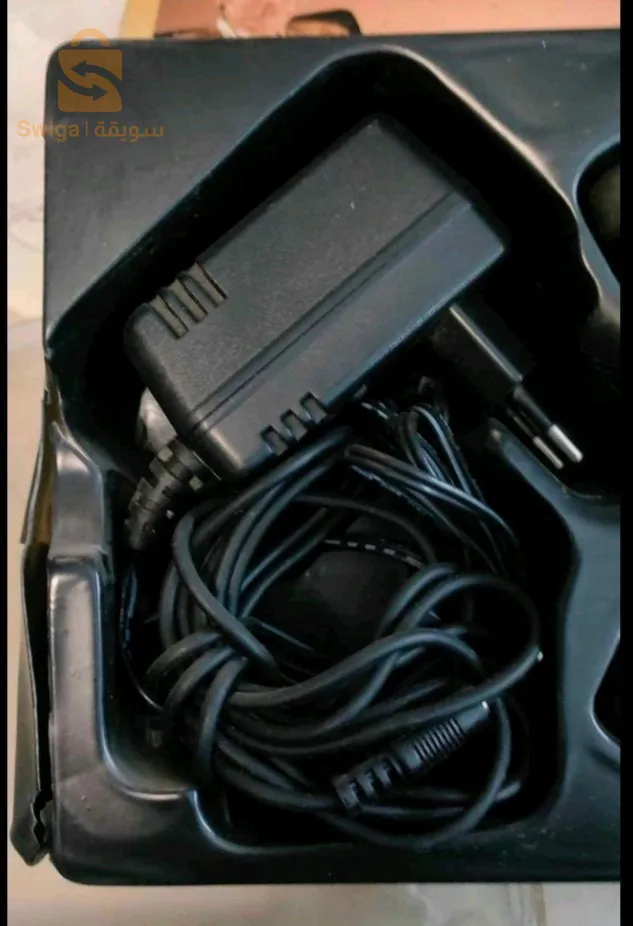 Une machine très ancienne en excellent état destinée aux religieux malentendants + une machine dédiée au chargement de tous types de batteries des petites aux grandes