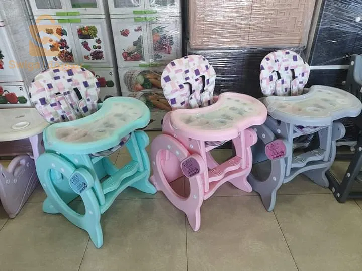 Chaise de repas + bureau pour l'enfant