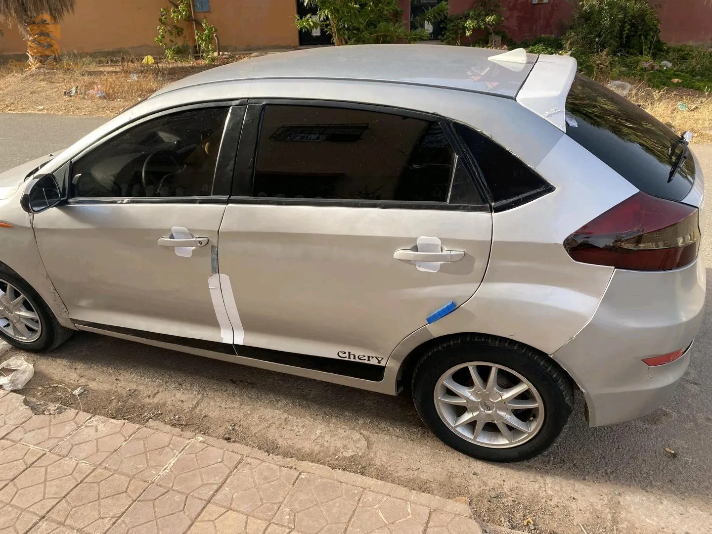 فيها جمب شوفار علا برا   زجاج تاعها دريجين   سيارة خاصتها مموار 
موتار مزال روداج. الفار تاع زوالي يخدم علا روحو