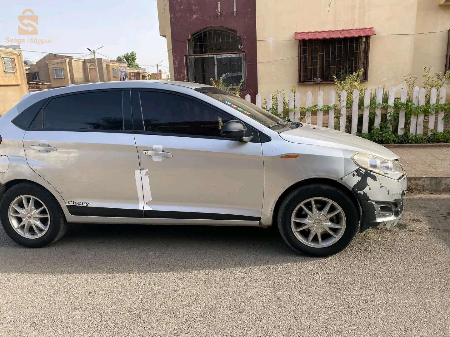 فيها جمب شوفار علا برا   زجاج تاعها دريجين   سيارة خاصتها مموار 
موتار مزال روداج. الفار تاع زوالي يخدم علا روحو