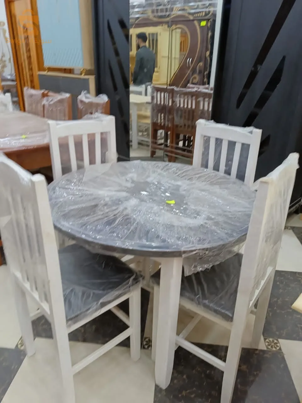 des tables avec des chaises