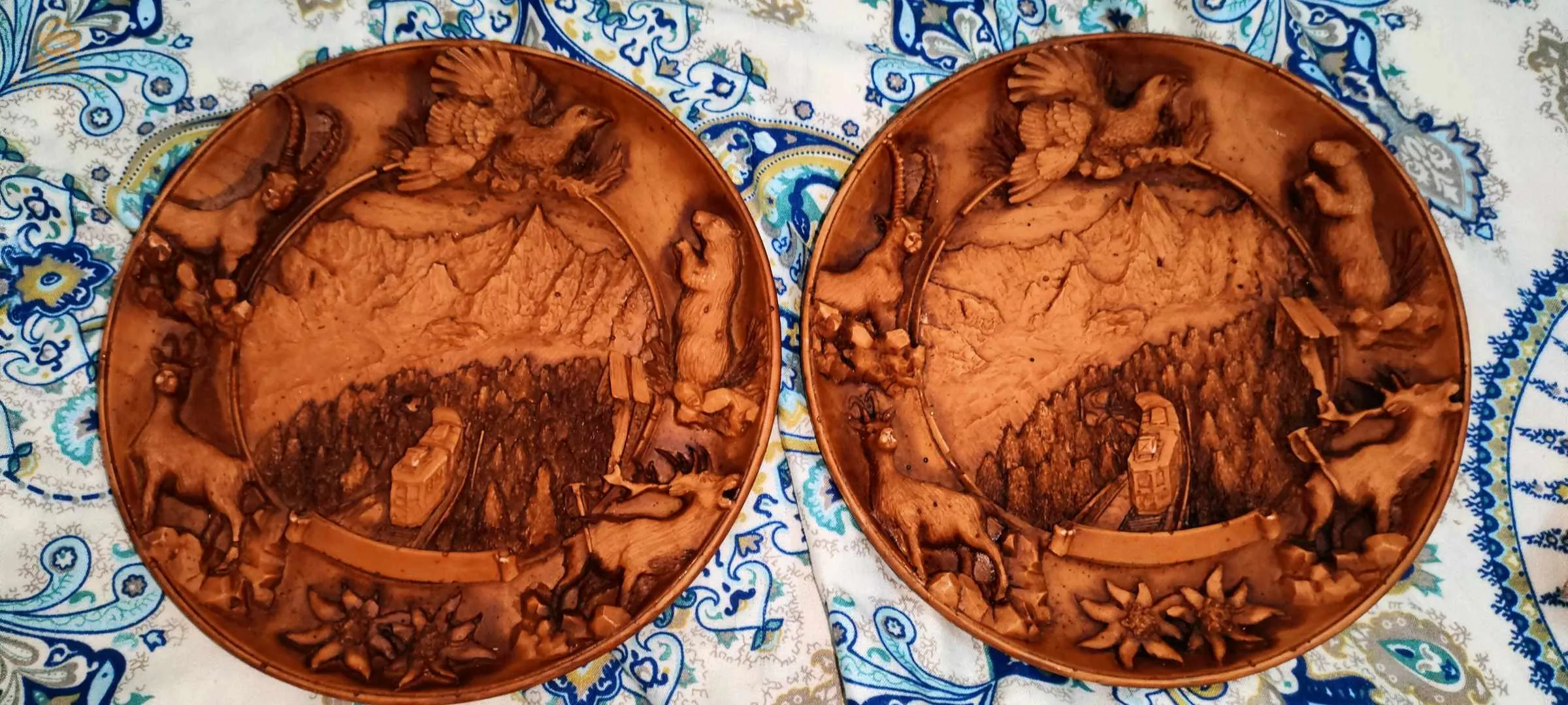 لوحات فنية على شكل دائرة 
'Deux tableaux artistiques en forme d'une assiette