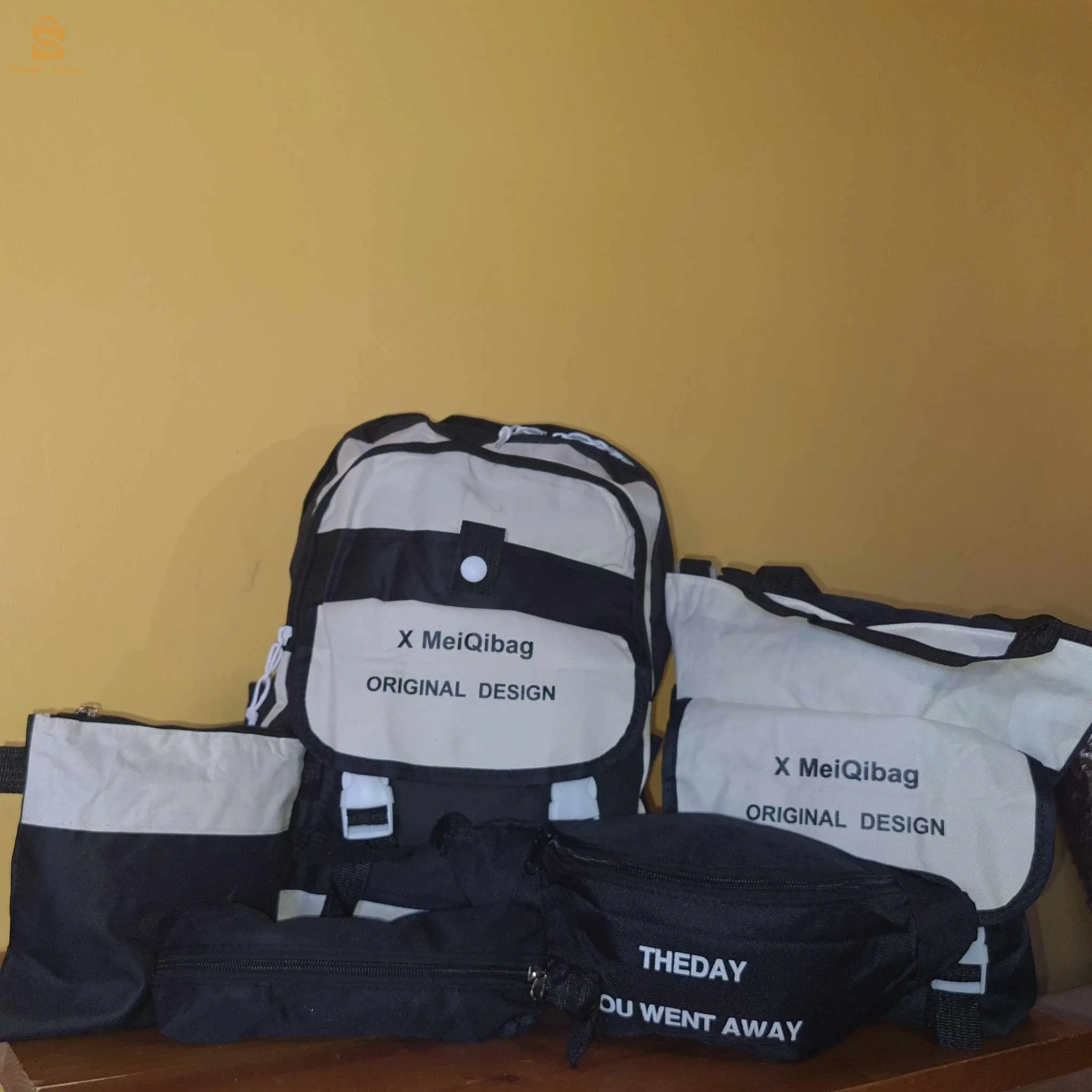 محفظة  4في1 : محفظة الظهر+محفظتين يدويتين + مقلمة