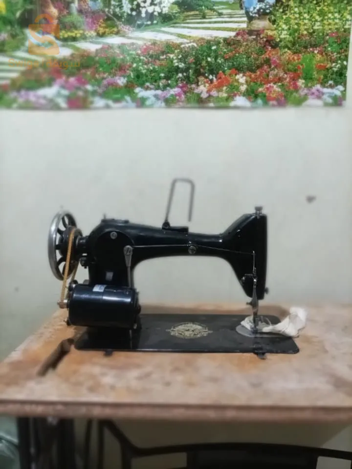 ماشينة سيرجي وماشينة للخياطة للبيع مع الطاولة