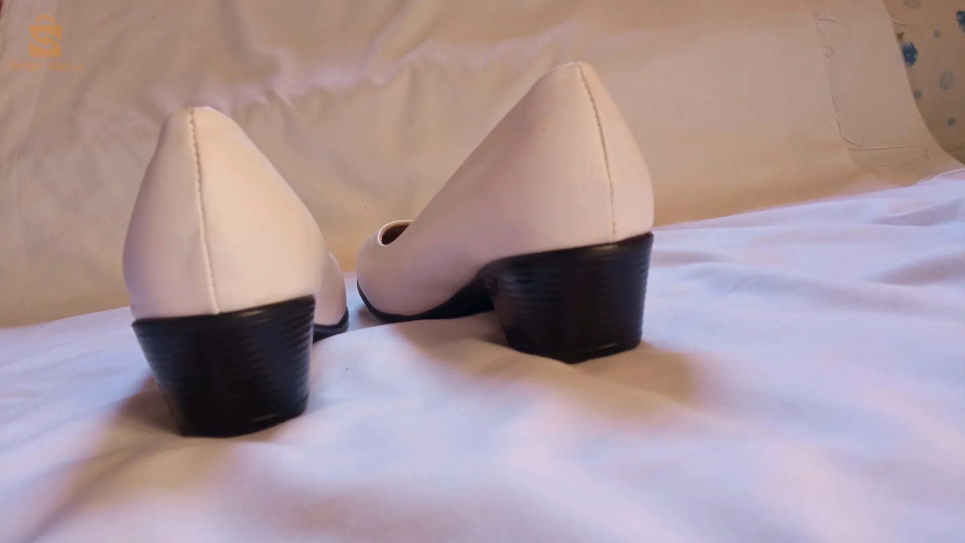 chaussure Blanche cuire de classe..mi_talons p39
