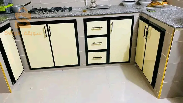 عامل نجارة لالمنيوم ومواد بلستيكي