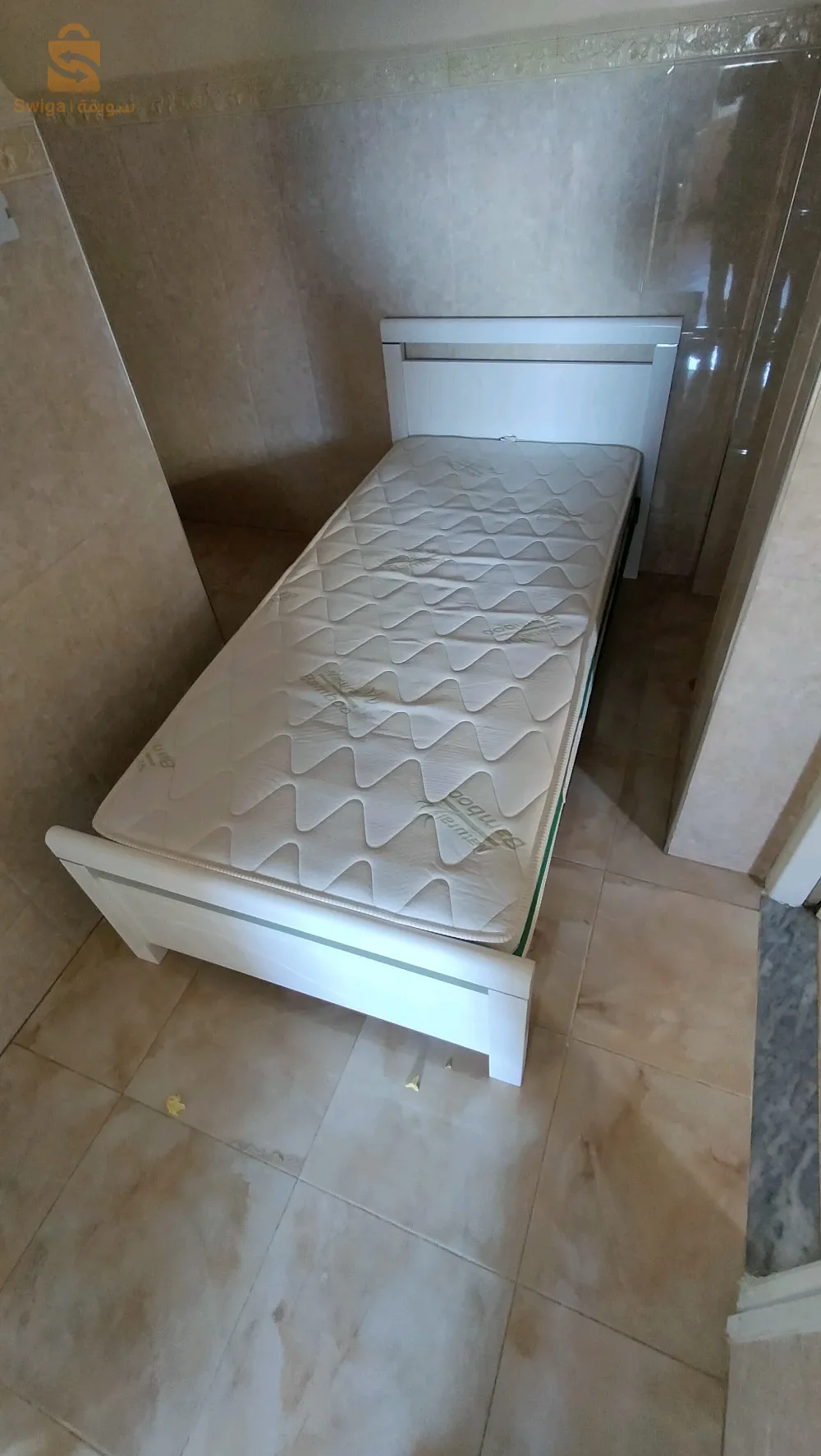 سرير من نوع الخشب الآتر مع ماطلة