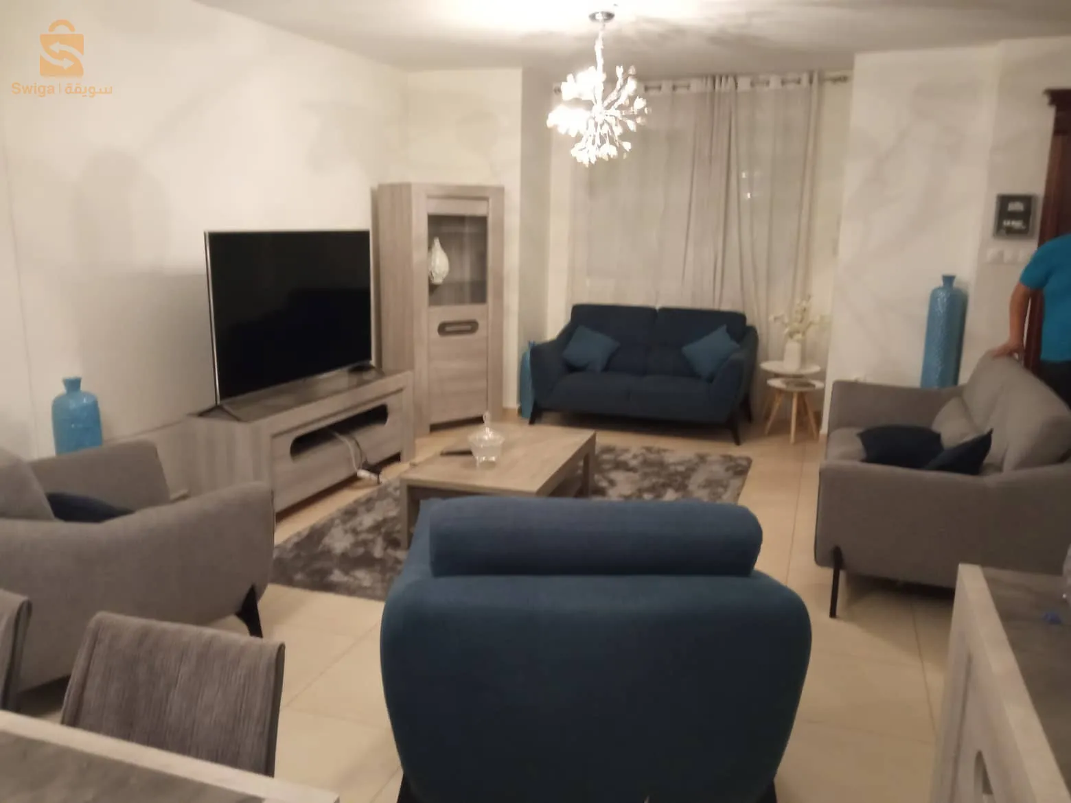 Particulier met en vente une villa r+3 située à hraoua ,superficie 250M² bâtis sur 200M²,a l'entrée de hraoua avec:
#Bache a eau
#grande et magnifique picine 
#11 chambres
#2 cuisines top
#2 salle de bain +7amam
#grande Terrasse 
#endroit calme et sécurisée impasse vidéophone 
Convient pour habitation ou société