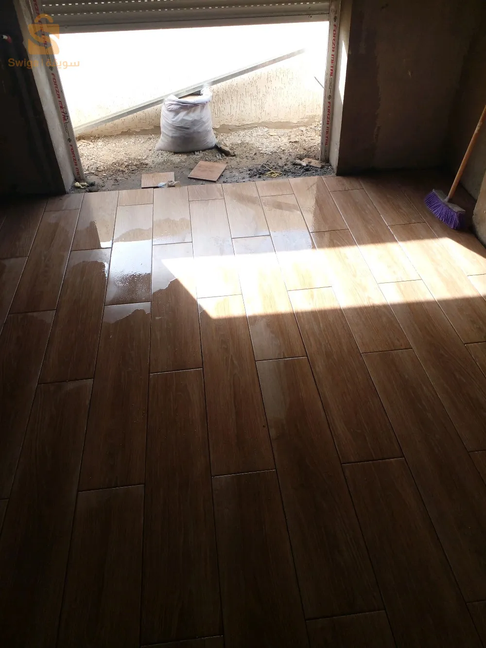 عامل سيراميك وبلاط