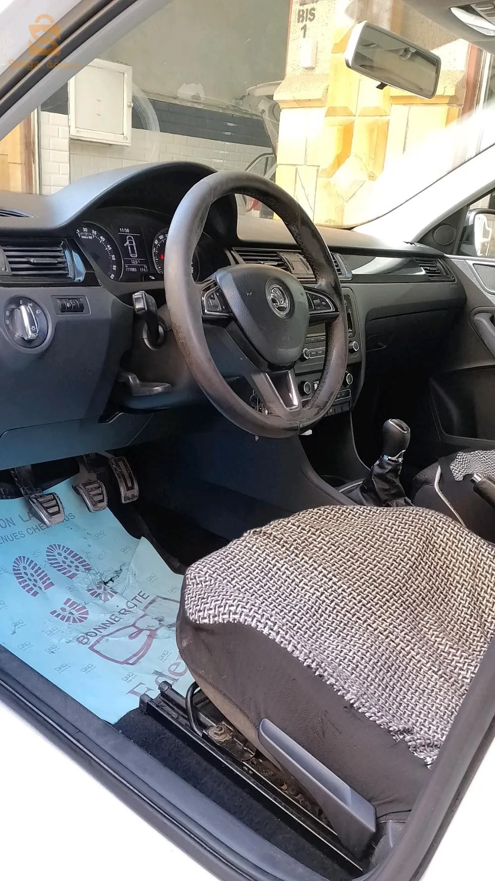 سيارة ماشاء الله مقية صبيغة مافيهاش اكسيدو مافيهاش فيها شويا تخباش و شويا ضرابي افروا و شقة فالطوا موتور ماشي مفتوح ماينقصش قطرة وحدة من فيدونج للفيدونج