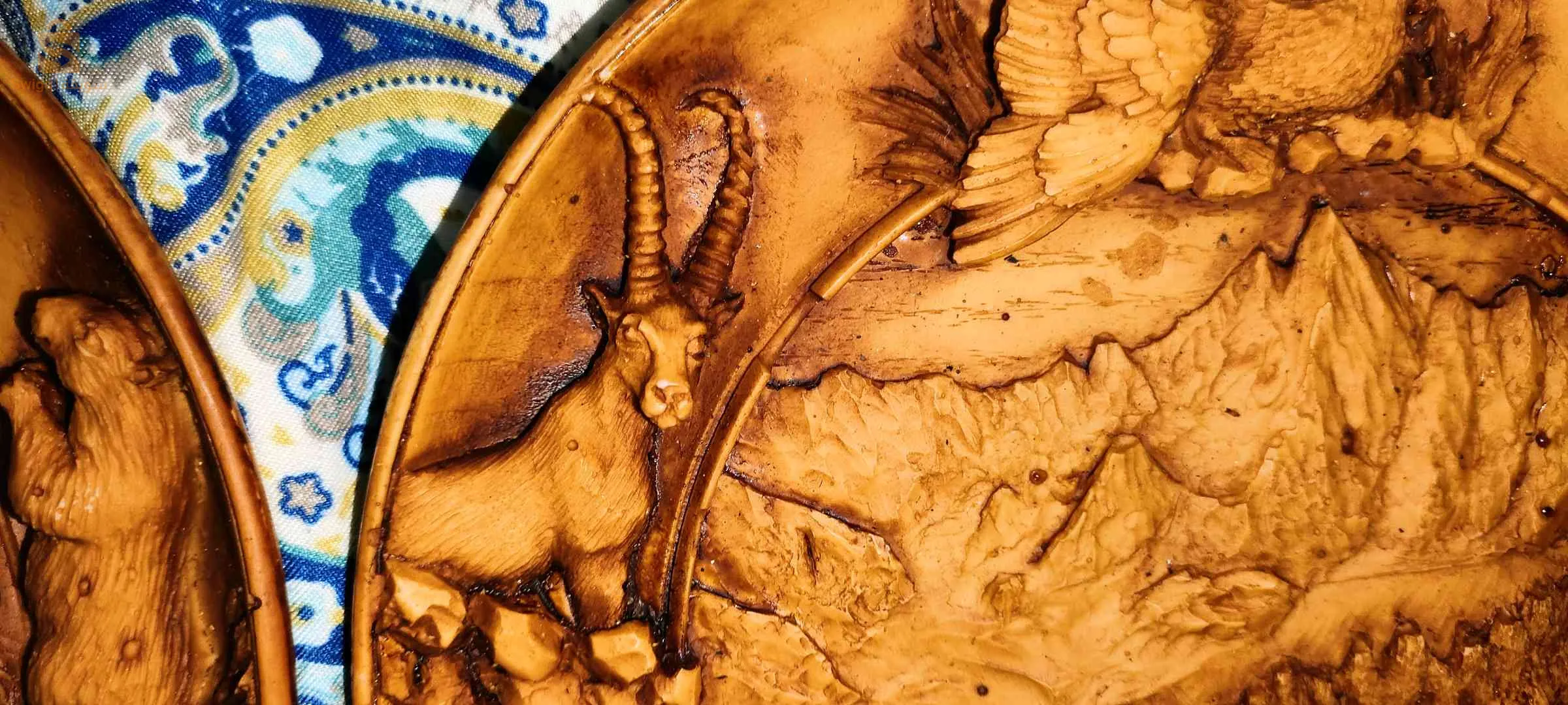 لوحات فنية على شكل دائرة 
'Deux tableaux artistiques en forme d'une assiette