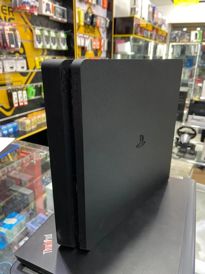 play 4 slim 500g état 10/10