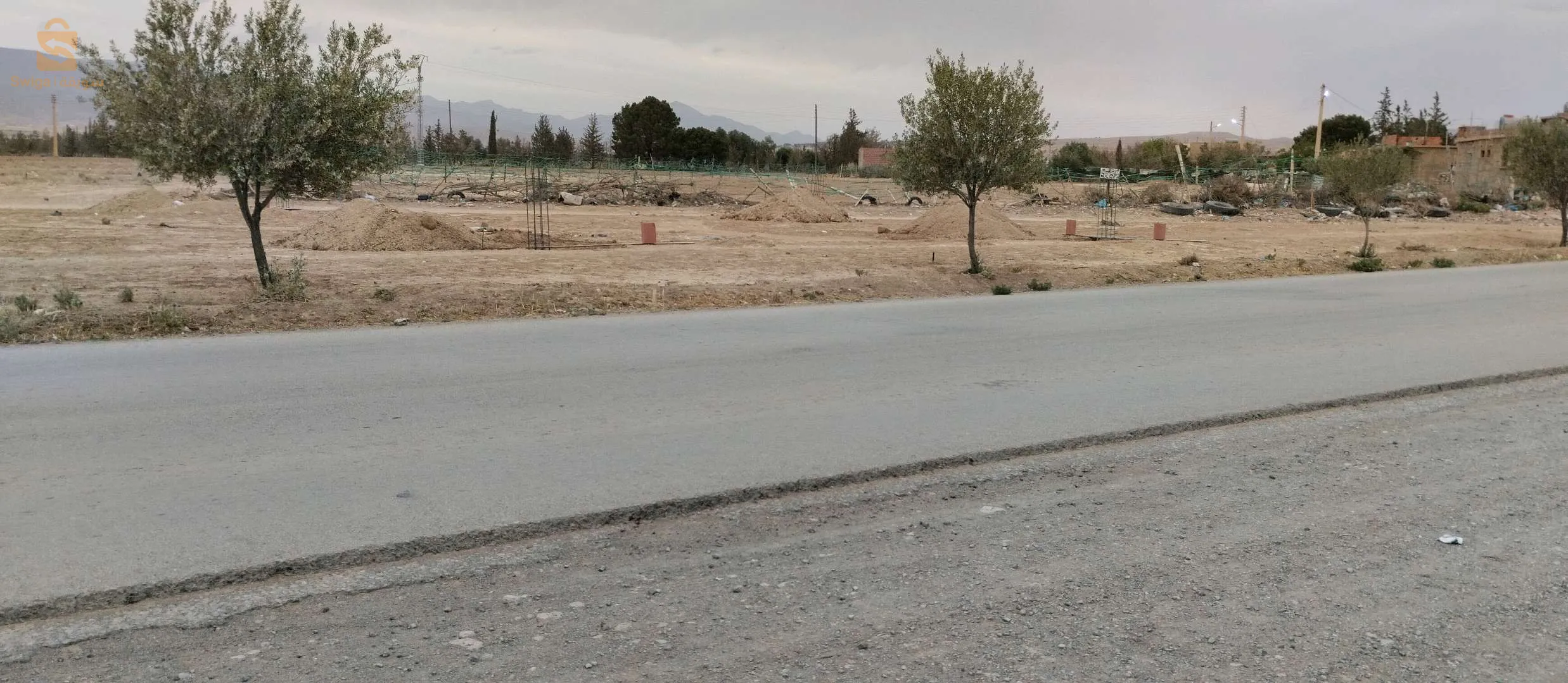 Un terrain à b  façades, devant sur une route goudronnée et une route secondaire à l'arrière, d'une superficie de 144 mètres carrés et contenant de l'électricité, du gaz et de l'eau.
