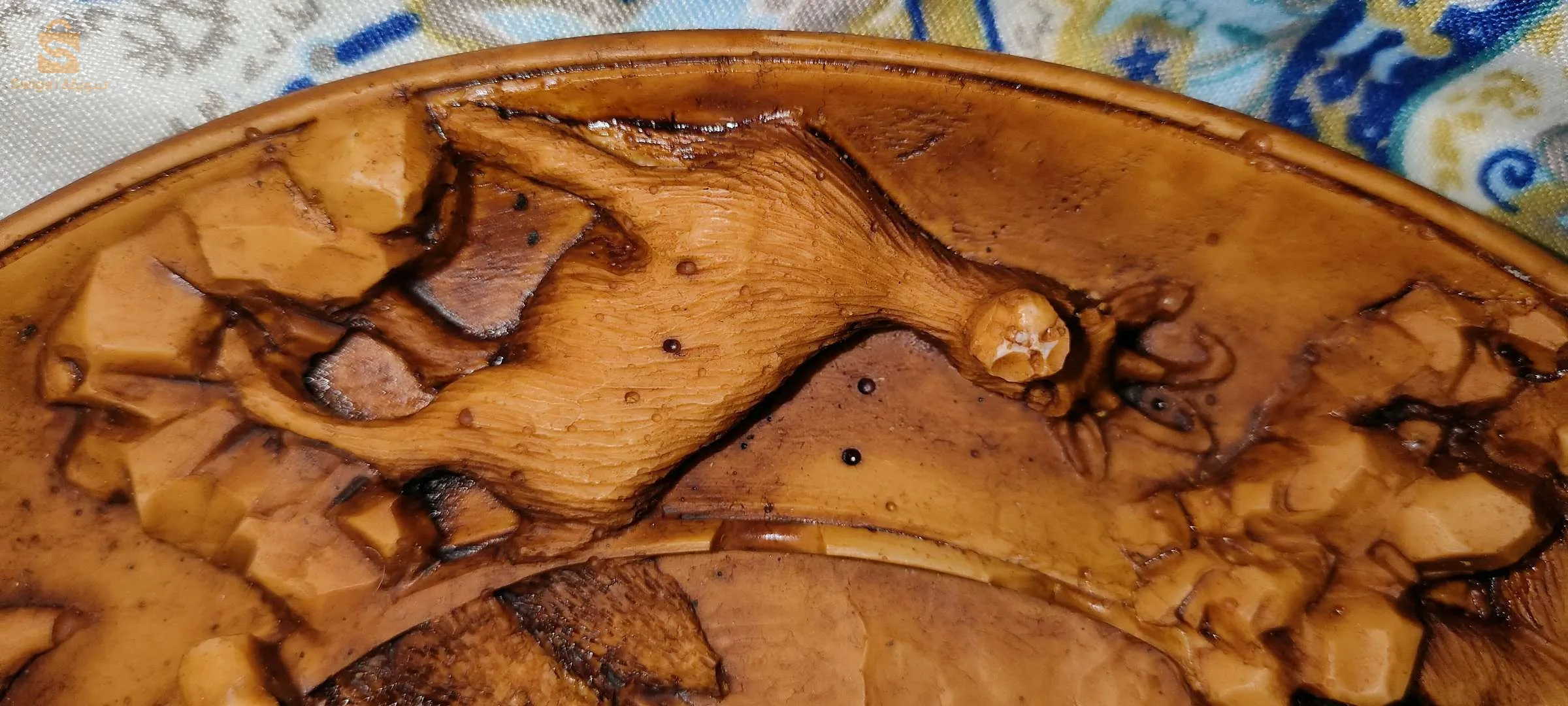 لوحات فنية على شكل دائرة 
'Deux tableaux artistiques en forme d'une assiette