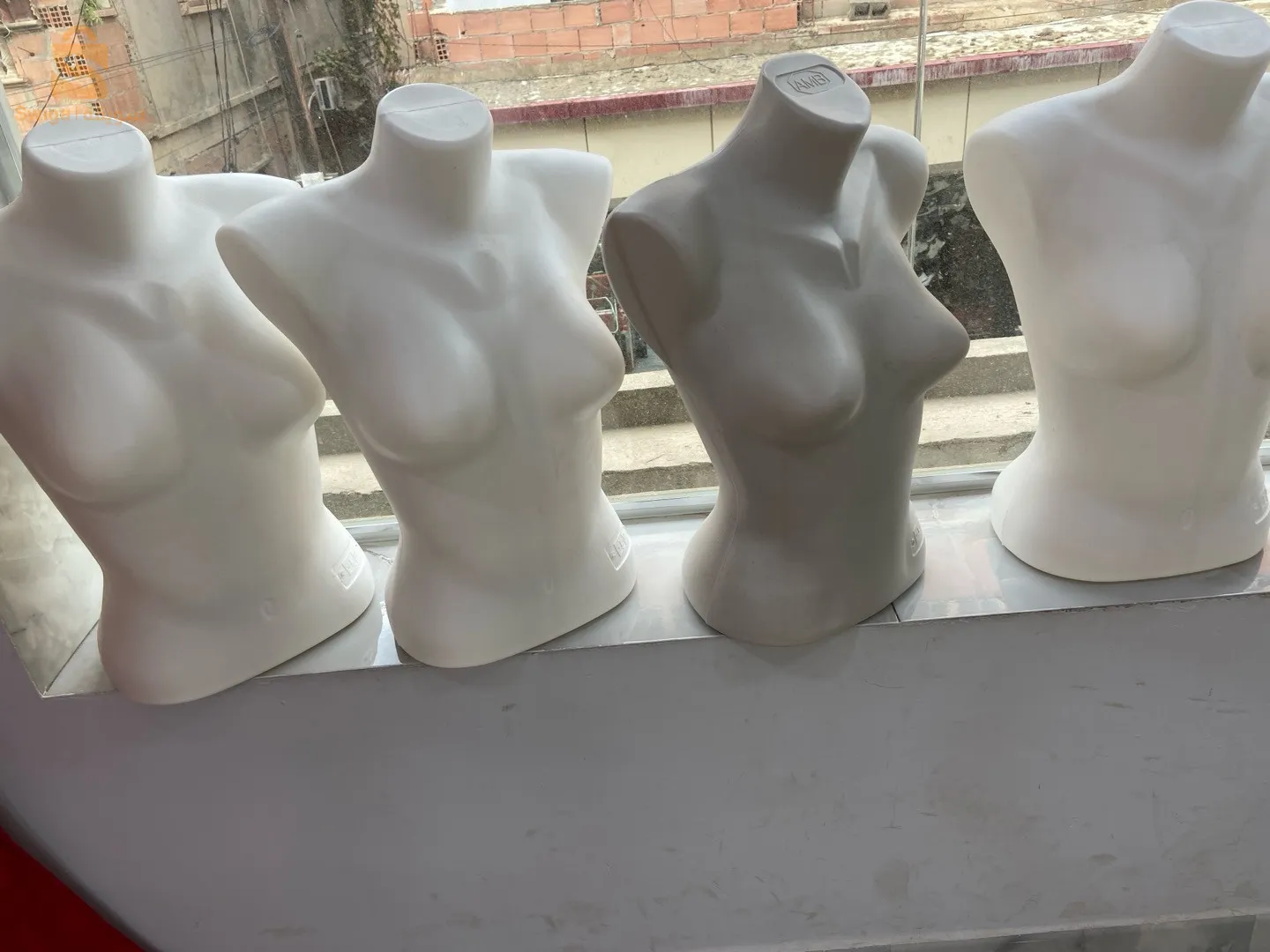 بيع أغراض محل جديدة