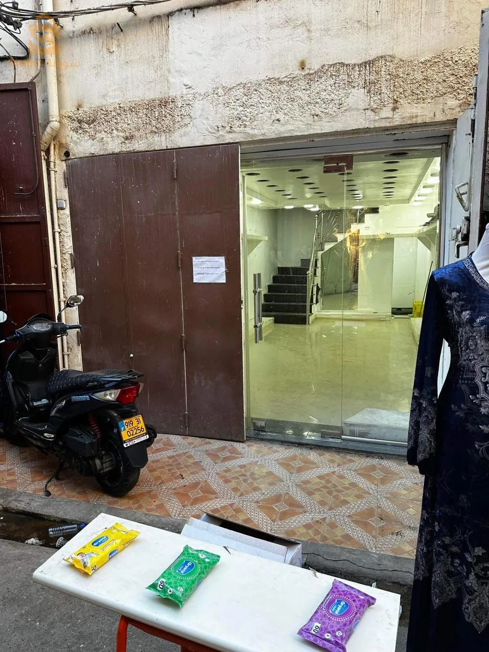 local rdc de 38 m + 1 ere etage 100m + pt appartement + une terasse située au medin jdida un locale commercial