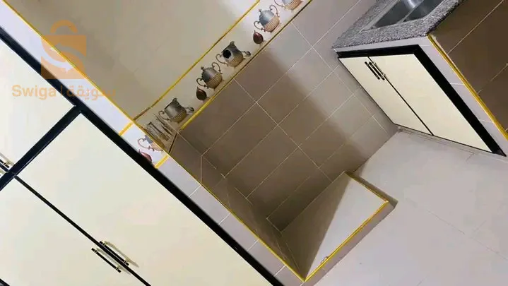 عامل نجارة لالمنيوم ومواد بلستيكي