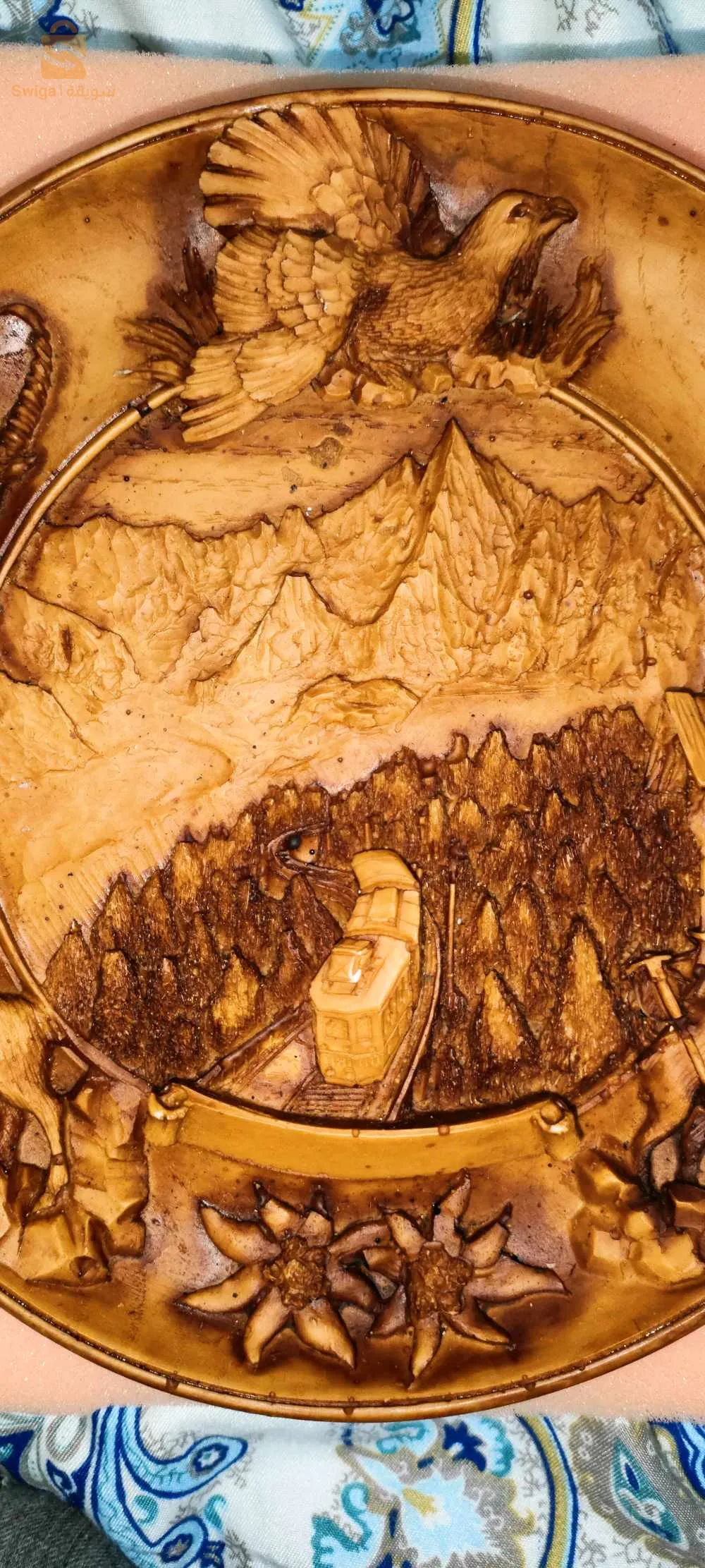 لوحات فنية على شكل دائرة 
'Deux tableaux artistiques en forme d'une assiette